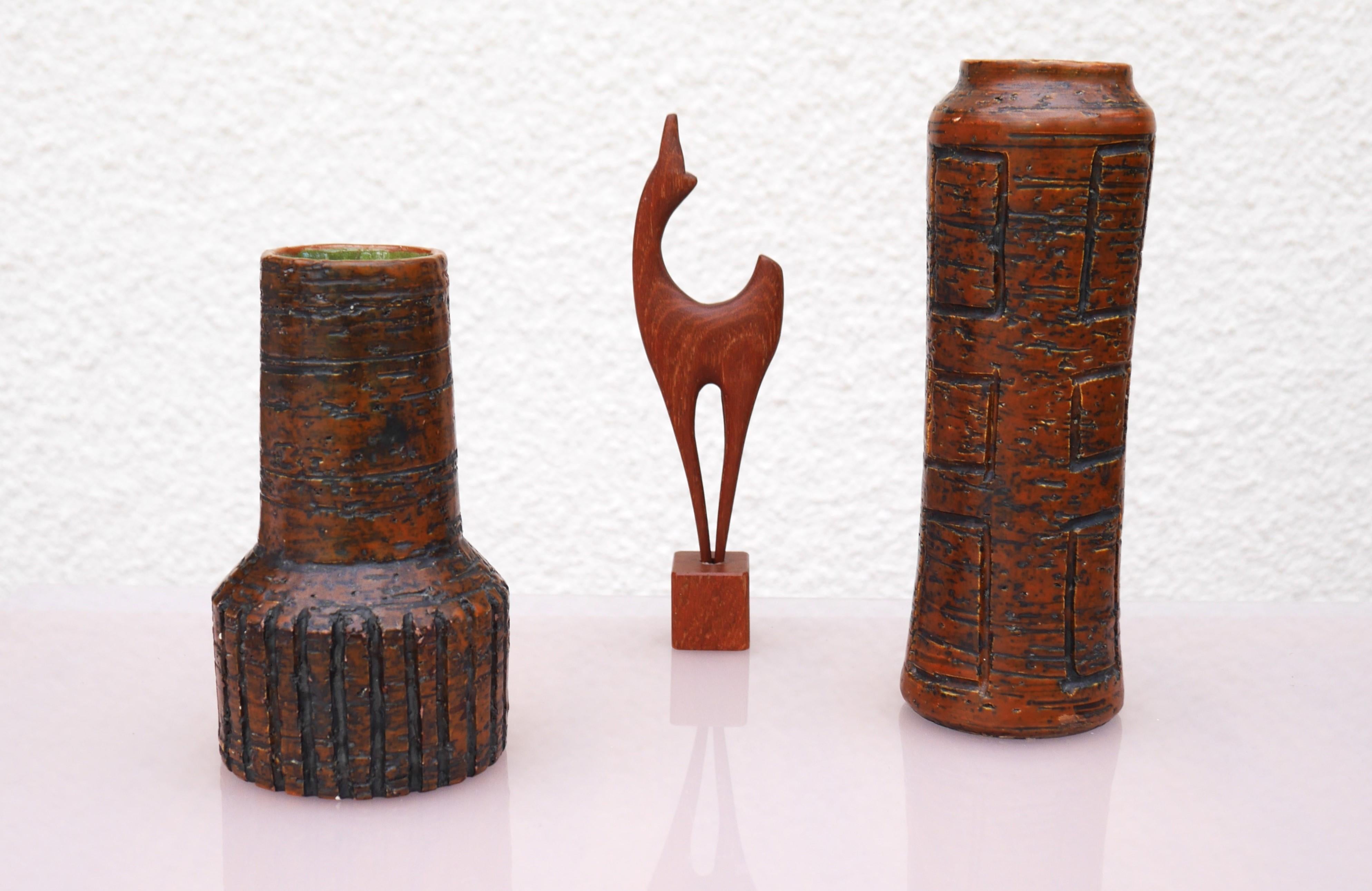Céramique Paire de vases d'art brutaliste moderne du milieu du siècle dernier d'Arnold Wiig fabriker en vente