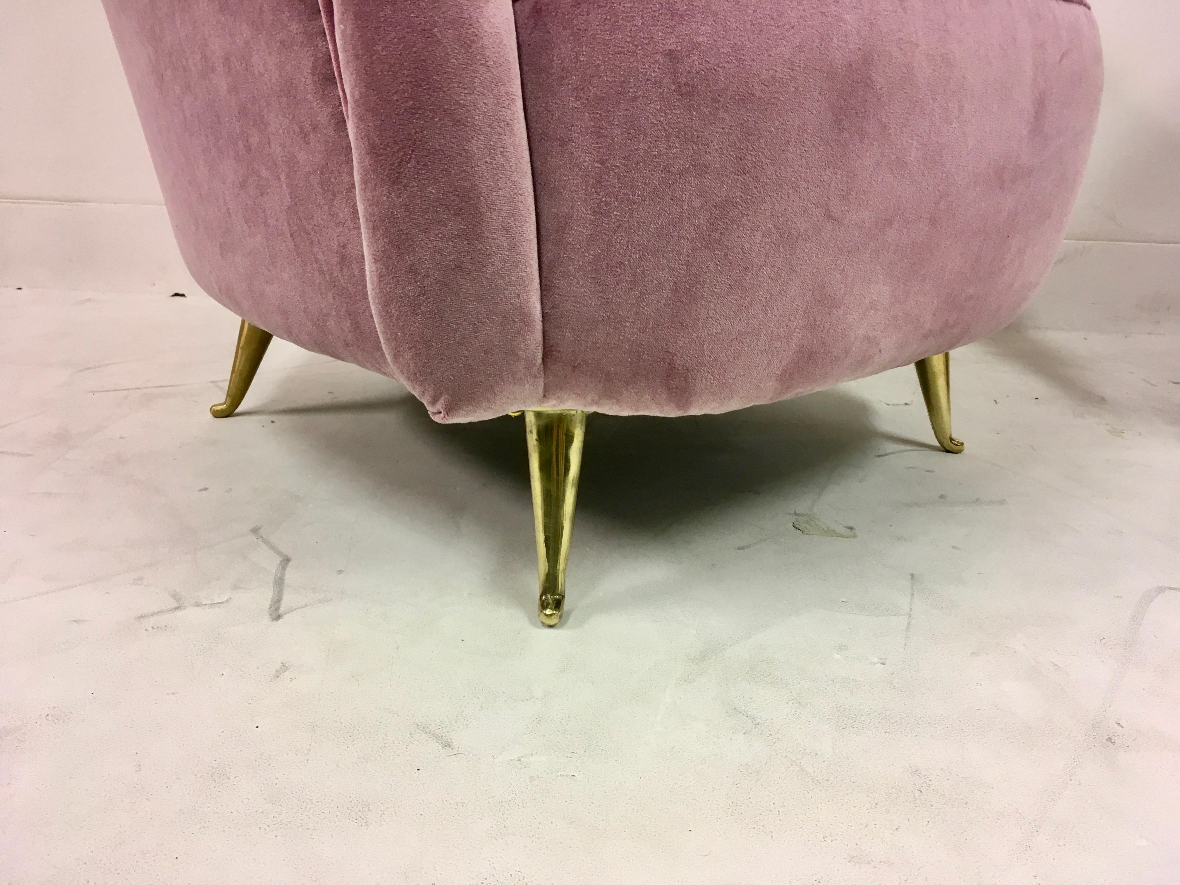 A pair of armchairs 

New pink velvet upholstery

Brass legs 

Measures: Seat height 38 cm,

Italian, 1950s.