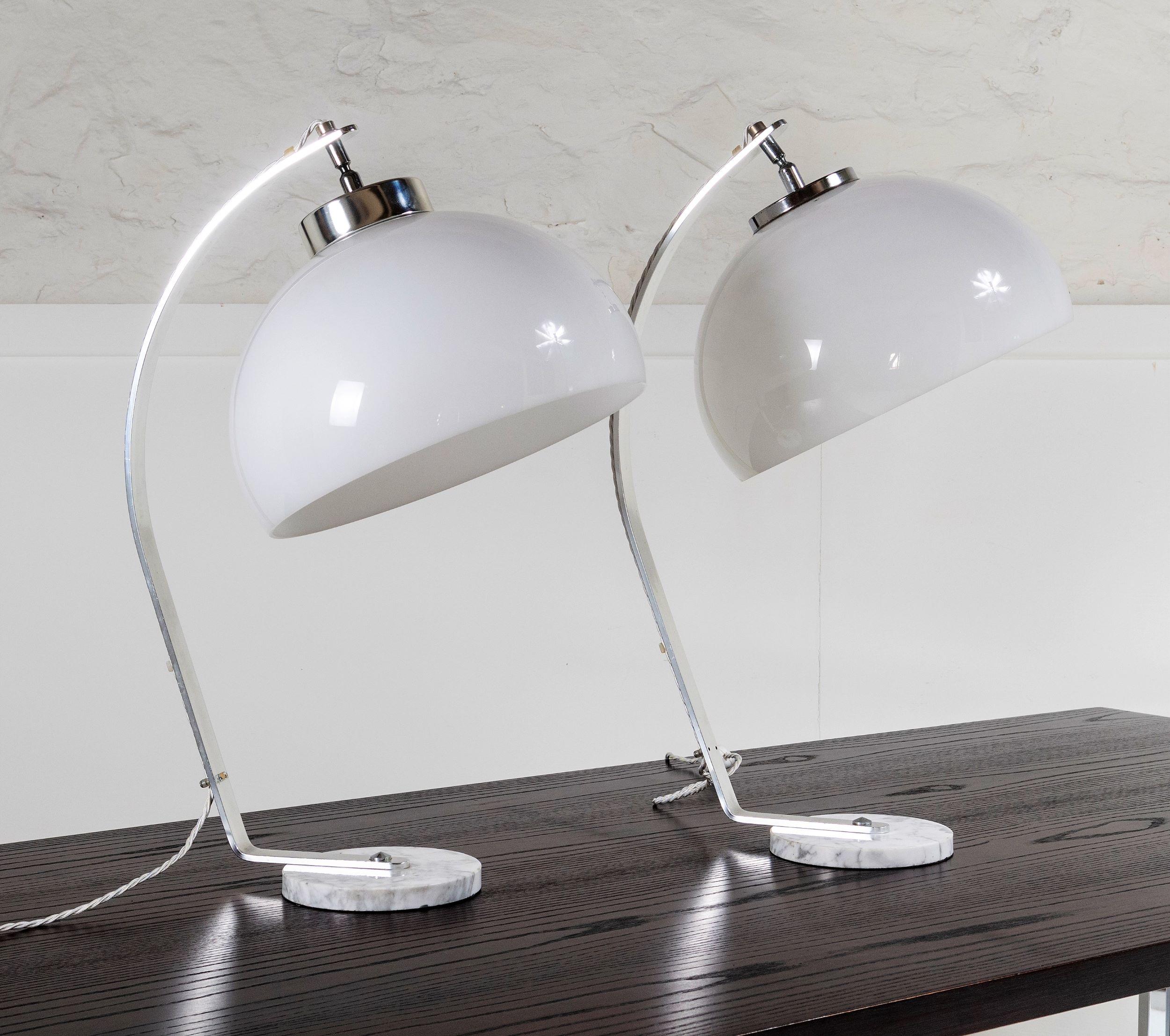 A stylish pair of 1970s Italian arc table lamps with large mushroom globe lampshades in the manner of Guzzini.
Beautifully designed pieces with great form, heavy marble base with lightweight polished aluminium arc arm, extending to a chrome rose