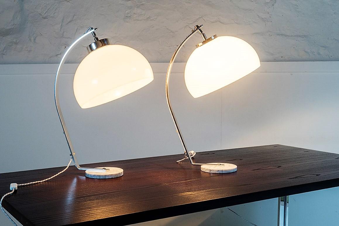 Pair of Mid Century 1970s Italian Arc Mushroom Shade Table Lamps After Guzzini In Good Condition For Sale In Llanbrynmair, GB