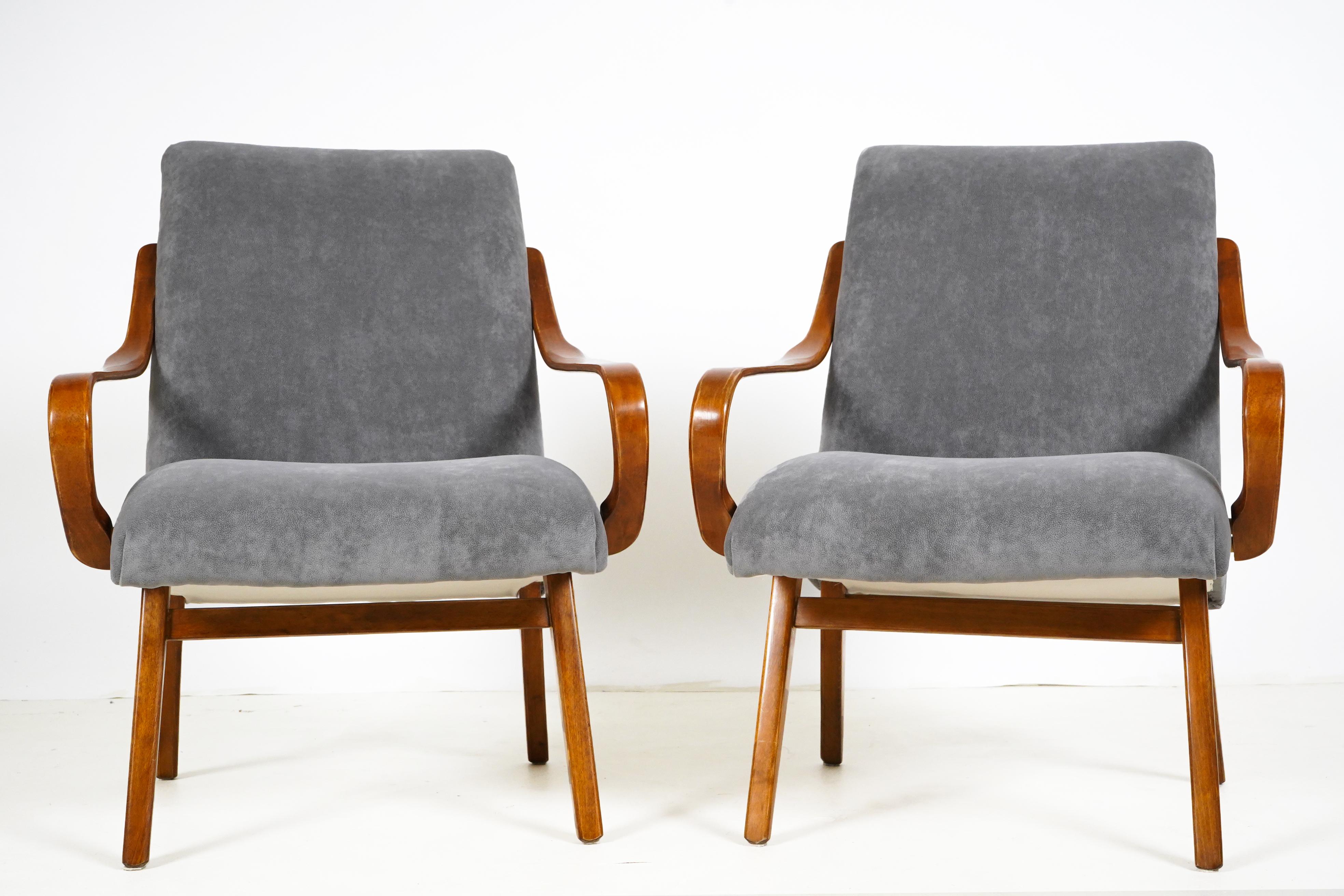 Pair of Midcentury Armchairs with Solid Beechwood Arms and Legs For Sale 2