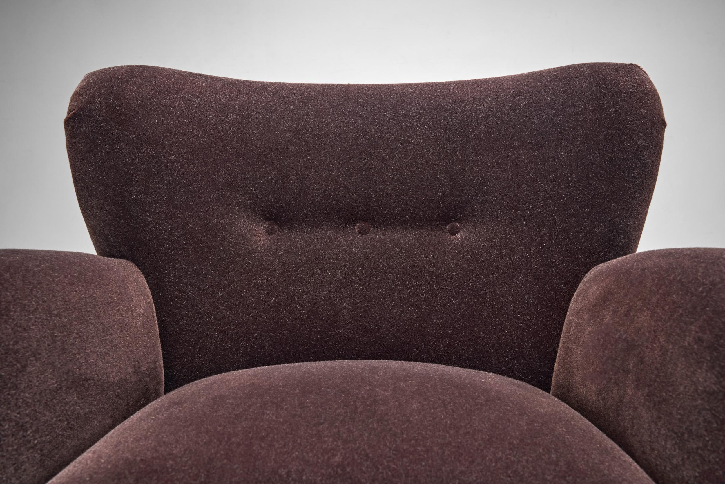 Paire de fauteuils du milieu du siècle aux pieds tachés, Europe Milieu du XXe siècle en vente 3