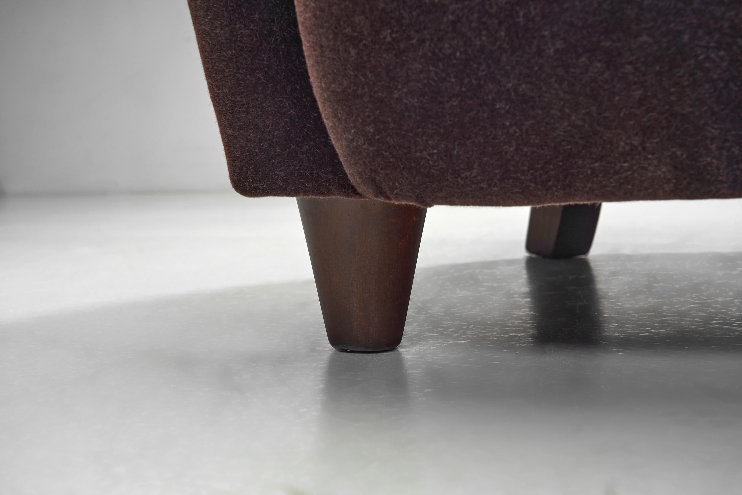 Paire de fauteuils du milieu du siècle aux pieds tachés, Europe Milieu du XXe siècle en vente 8