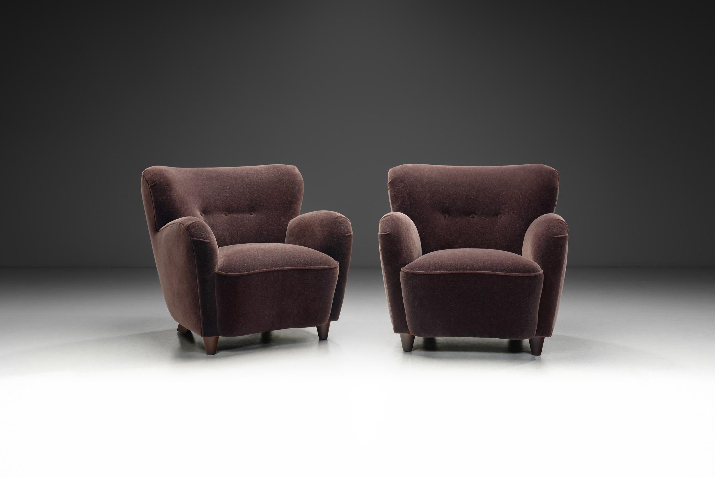 Mid-Century Modern Paire de fauteuils du milieu du siècle aux pieds tachés, Europe Milieu du XXe siècle en vente