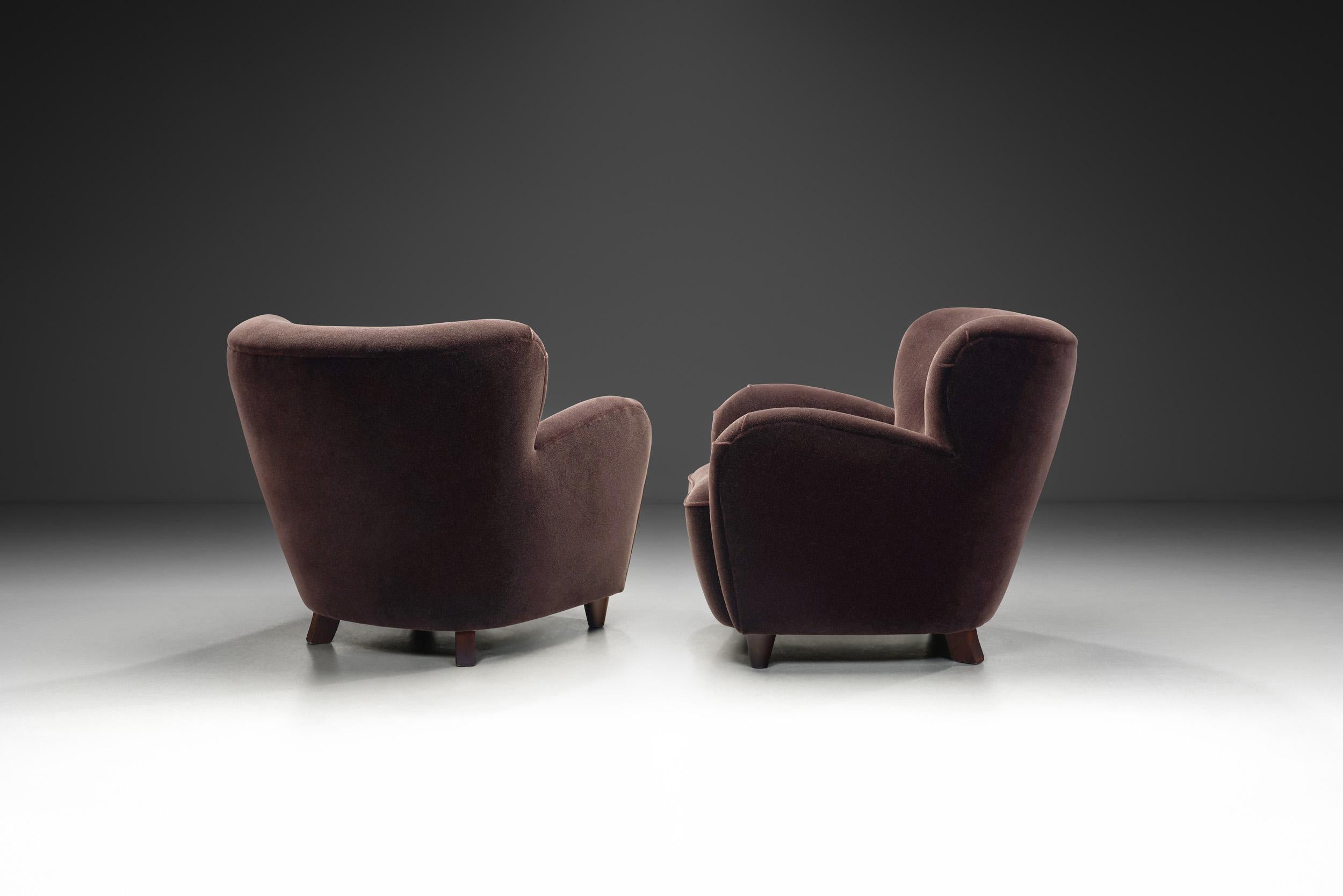 Paire de fauteuils du milieu du siècle aux pieds tachés, Europe Milieu du XXe siècle Bon état - En vente à Utrecht, NL