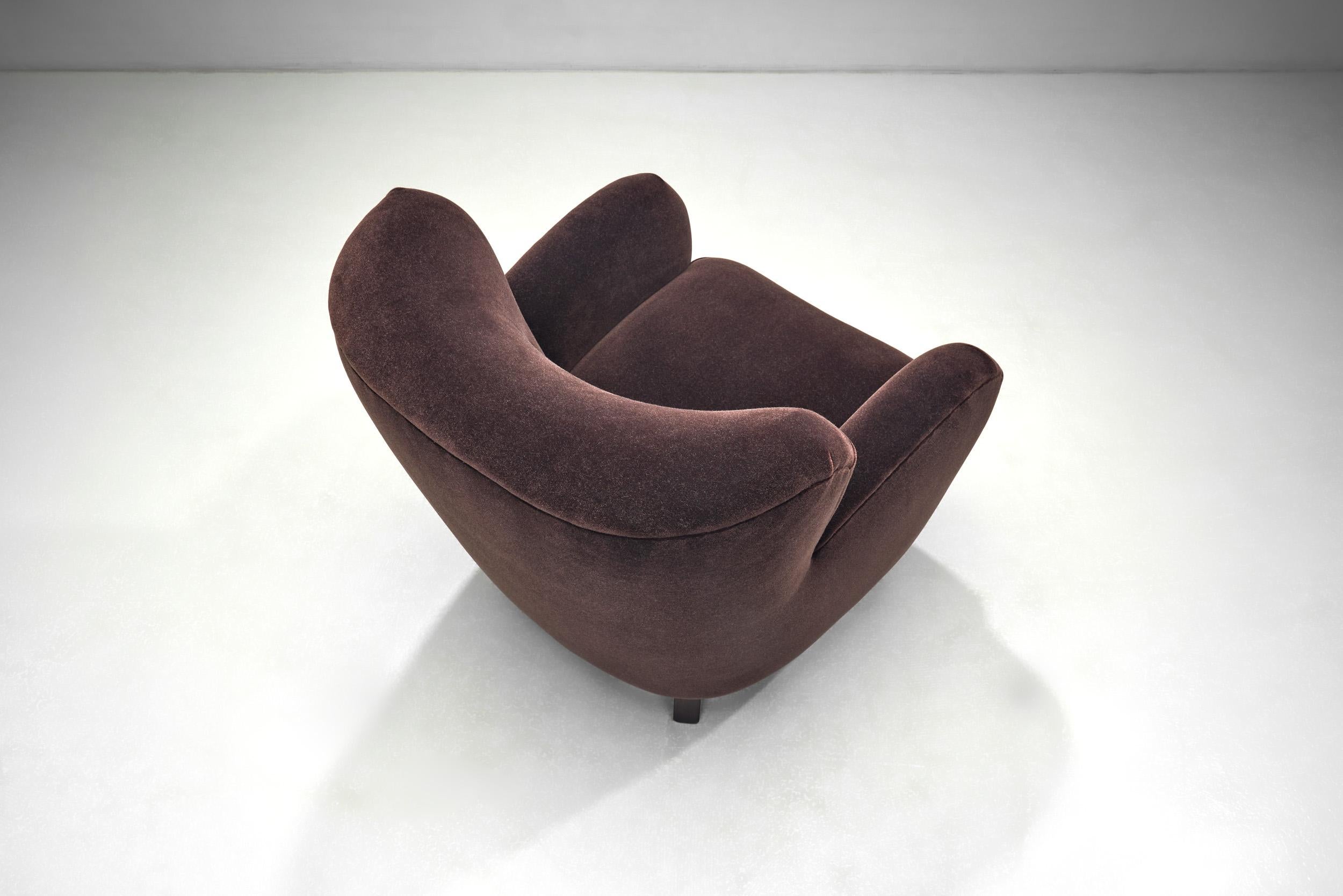 20ième siècle Paire de fauteuils du milieu du siècle aux pieds tachés, Europe Milieu du XXe siècle en vente