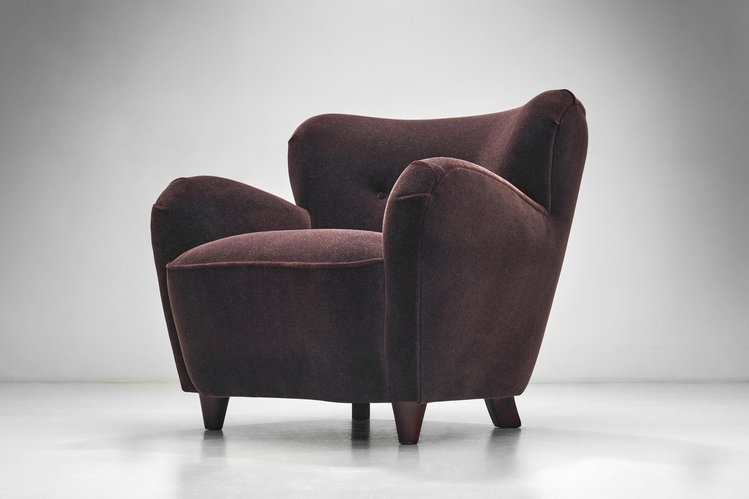 Mohair Paire de fauteuils du milieu du siècle aux pieds tachés, Europe Milieu du XXe siècle en vente