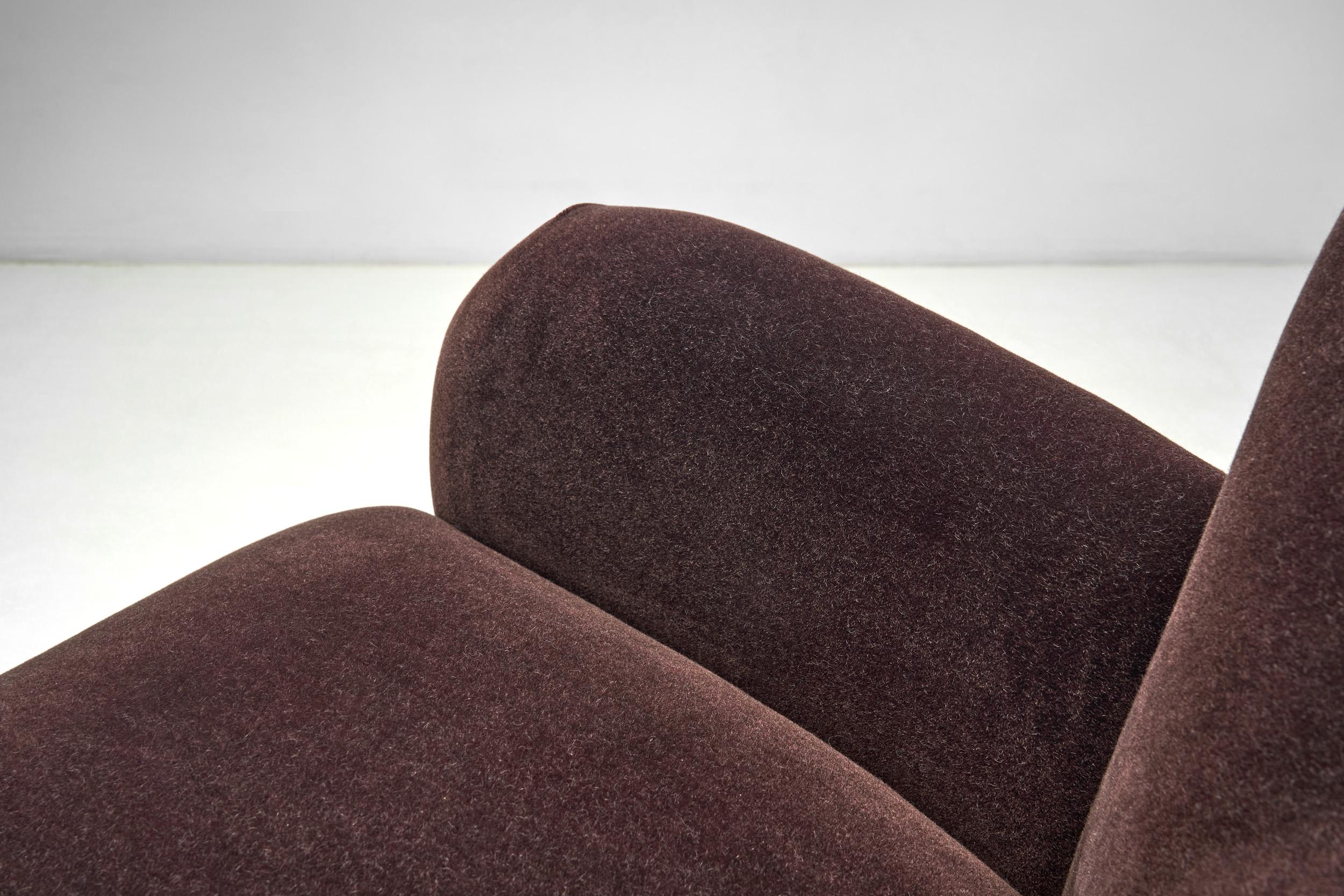 Paire de fauteuils du milieu du siècle aux pieds tachés, Europe Milieu du XXe siècle en vente 2