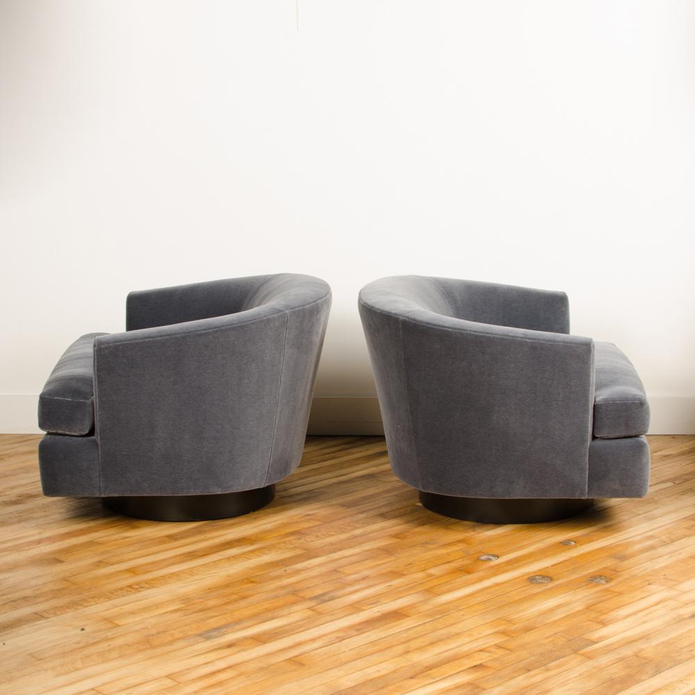 A pair of mid-century barrel back swivel chairs in the manner of Milo Baughman, 1970s.
  