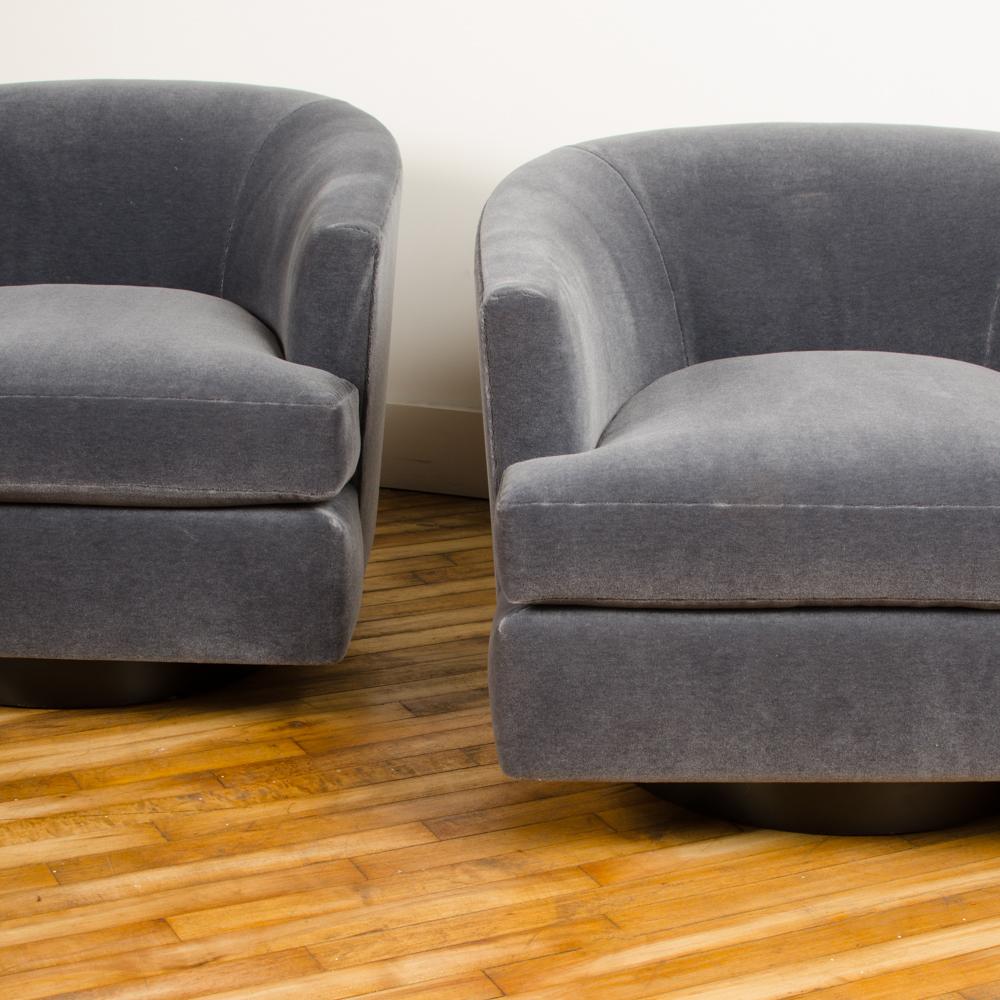 A pair of Mid-Century barrel back swivel chairs in the manner of Milo Baughman, 1970s.