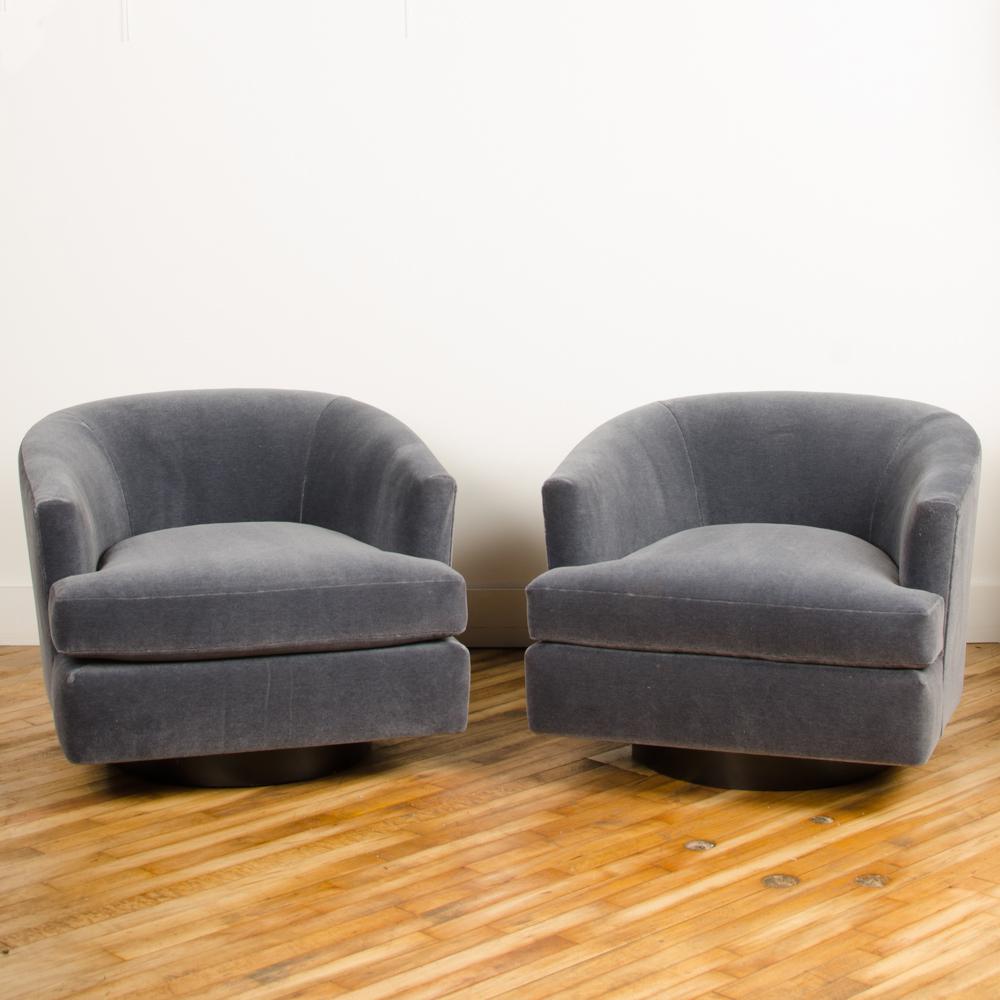 Mid-Century Modern Pair of Mid-Century Barrel Back Swivel Chairs in the Manner of Milo Baughman