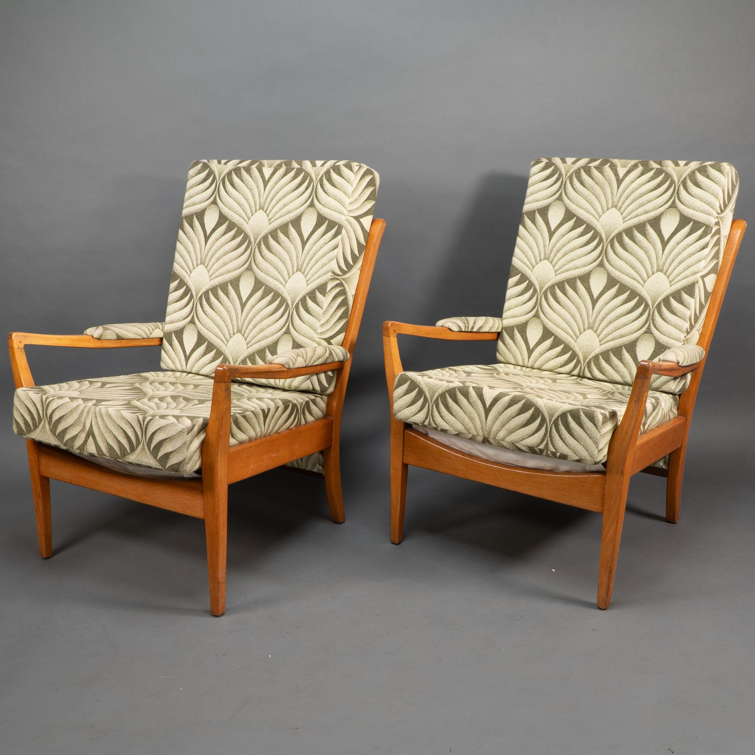 Mid-Century moderno Una coppia di poltrone in faggio della metà del secolo scorso con braccioli a sbalzo in vendita