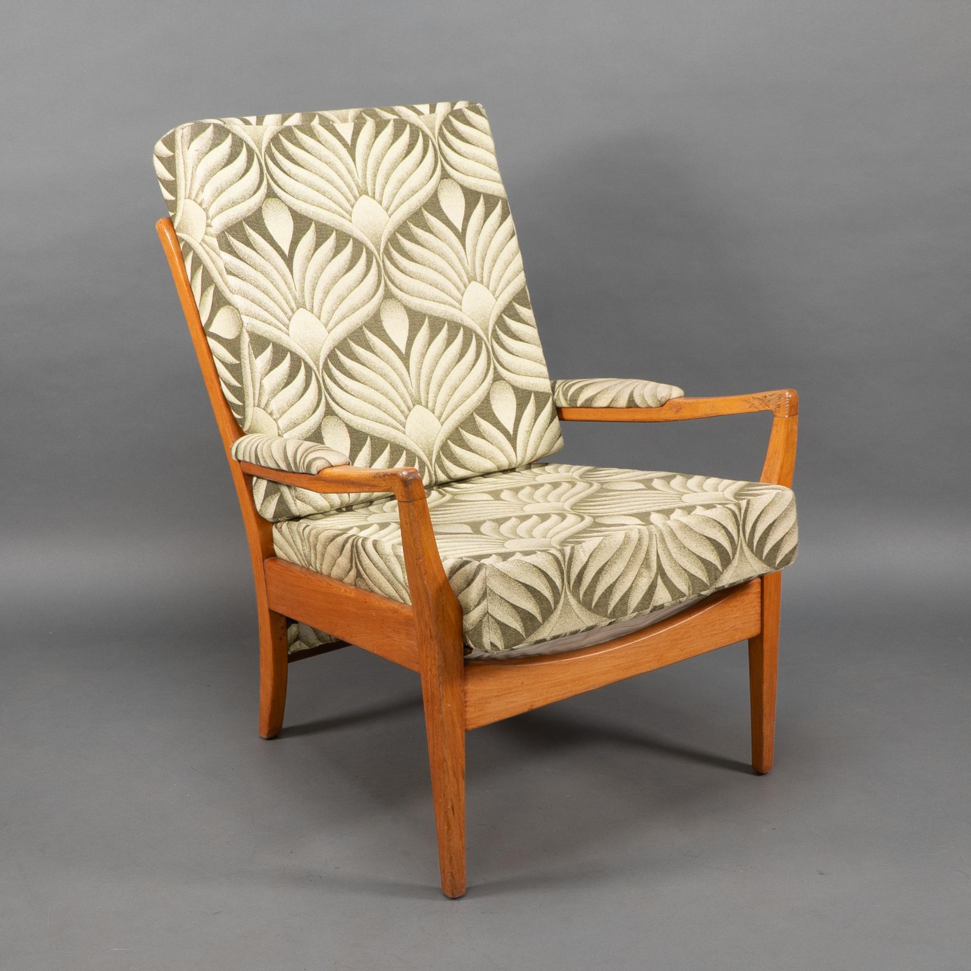 English A pair of Mid-Century beech armchairs with outswept arms For Sale