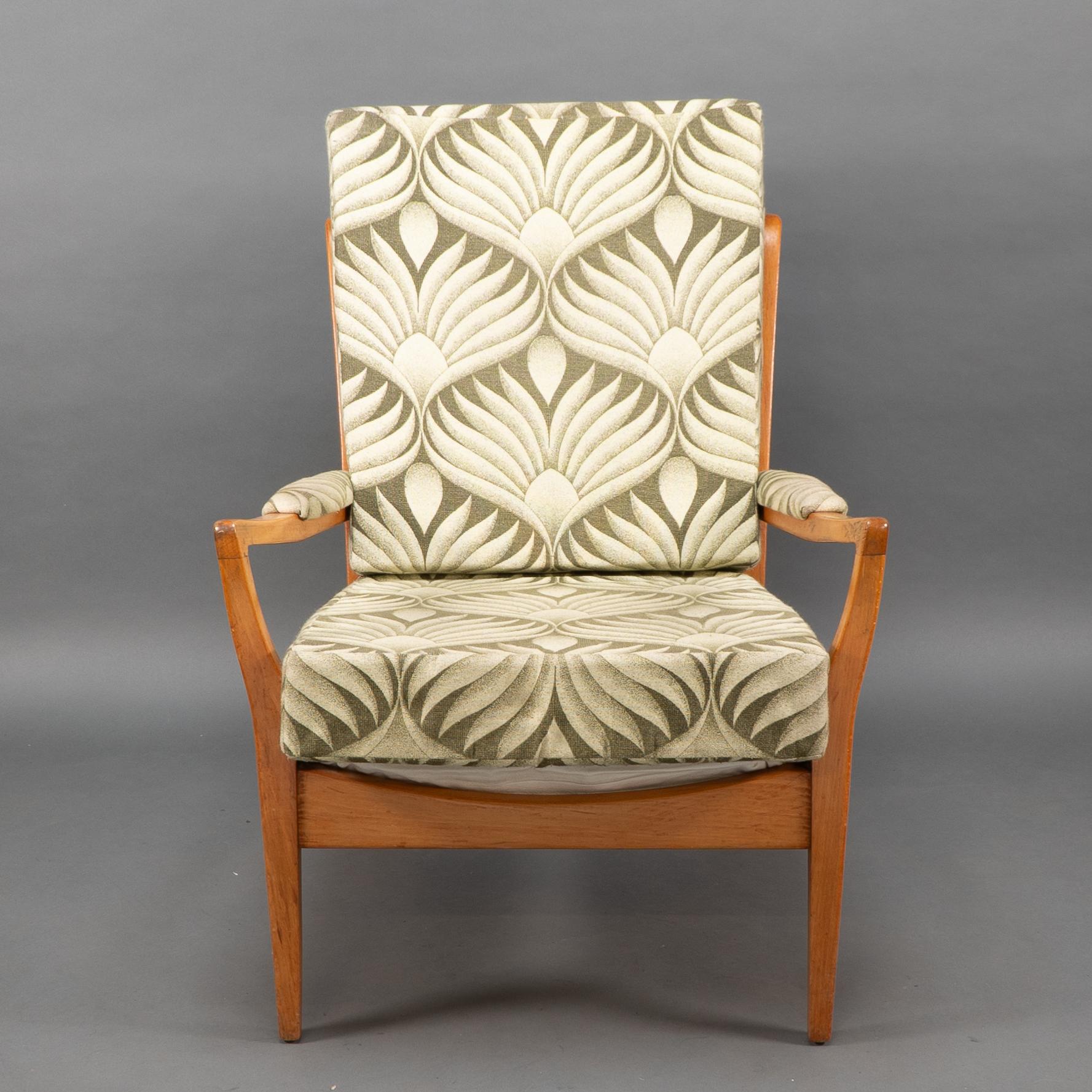 A pair of Mid-Century beech armchairs with outswept arms In Good Condition For Sale In London, GB