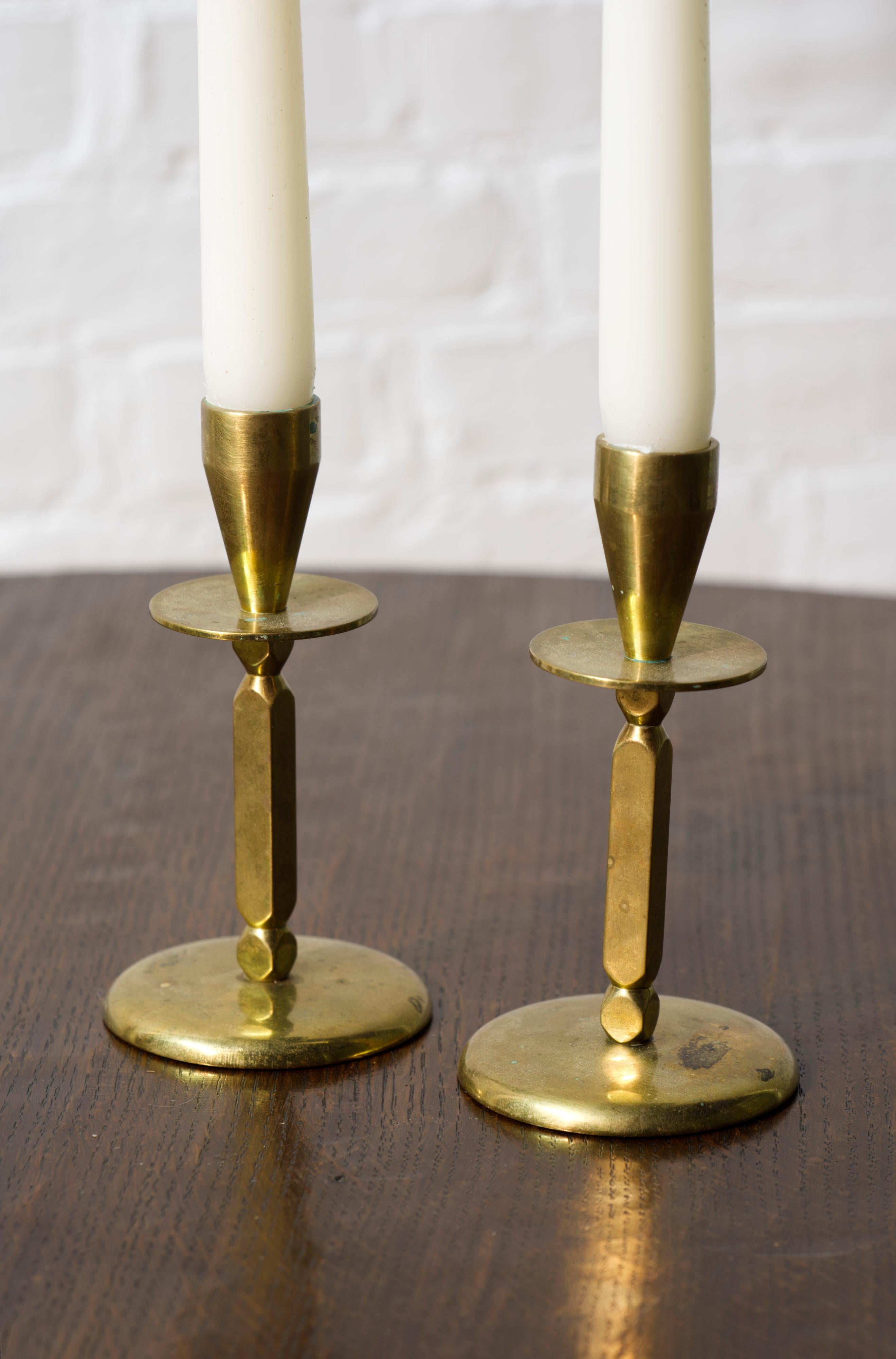 A pair of Mid century brass candle sticks, Kara Denmark In Good Condition For Sale In Balen, BE