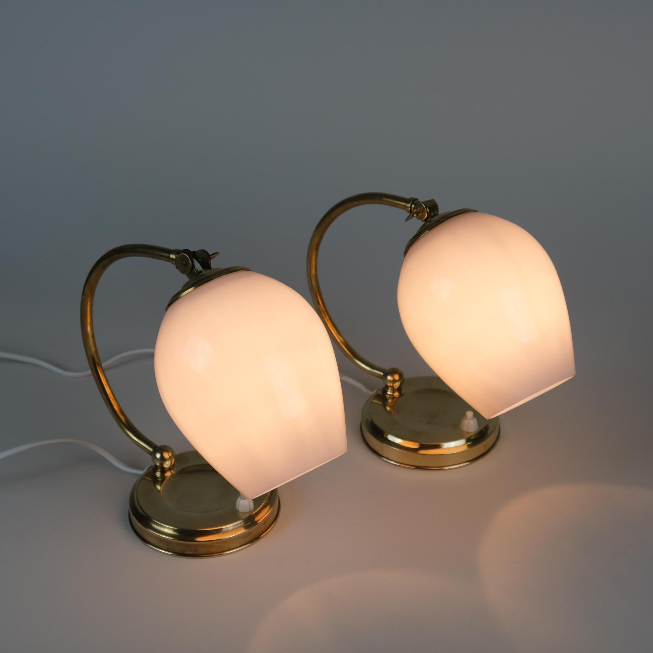 Ein Paar Tischlampen aus Messing und Glas aus der Mitte des Jahrhunderts, Modell EV 52, Itsu 1950er Jahre (Finnisch) im Angebot
