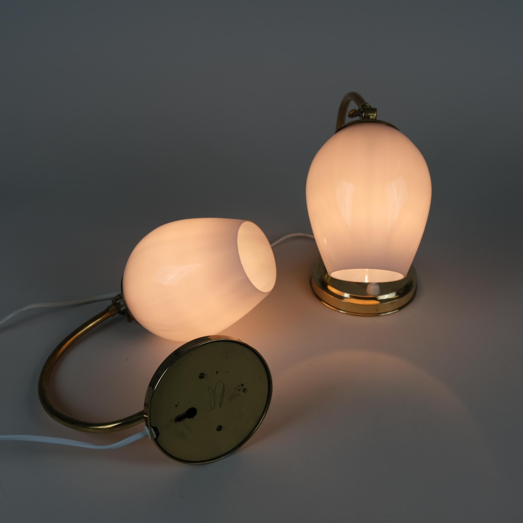 Ein Paar Tischlampen aus Messing und Glas aus der Mitte des Jahrhunderts, Modell EV 52, Itsu 1950er Jahre im Zustand „Gut“ im Angebot in Helsinki, FI