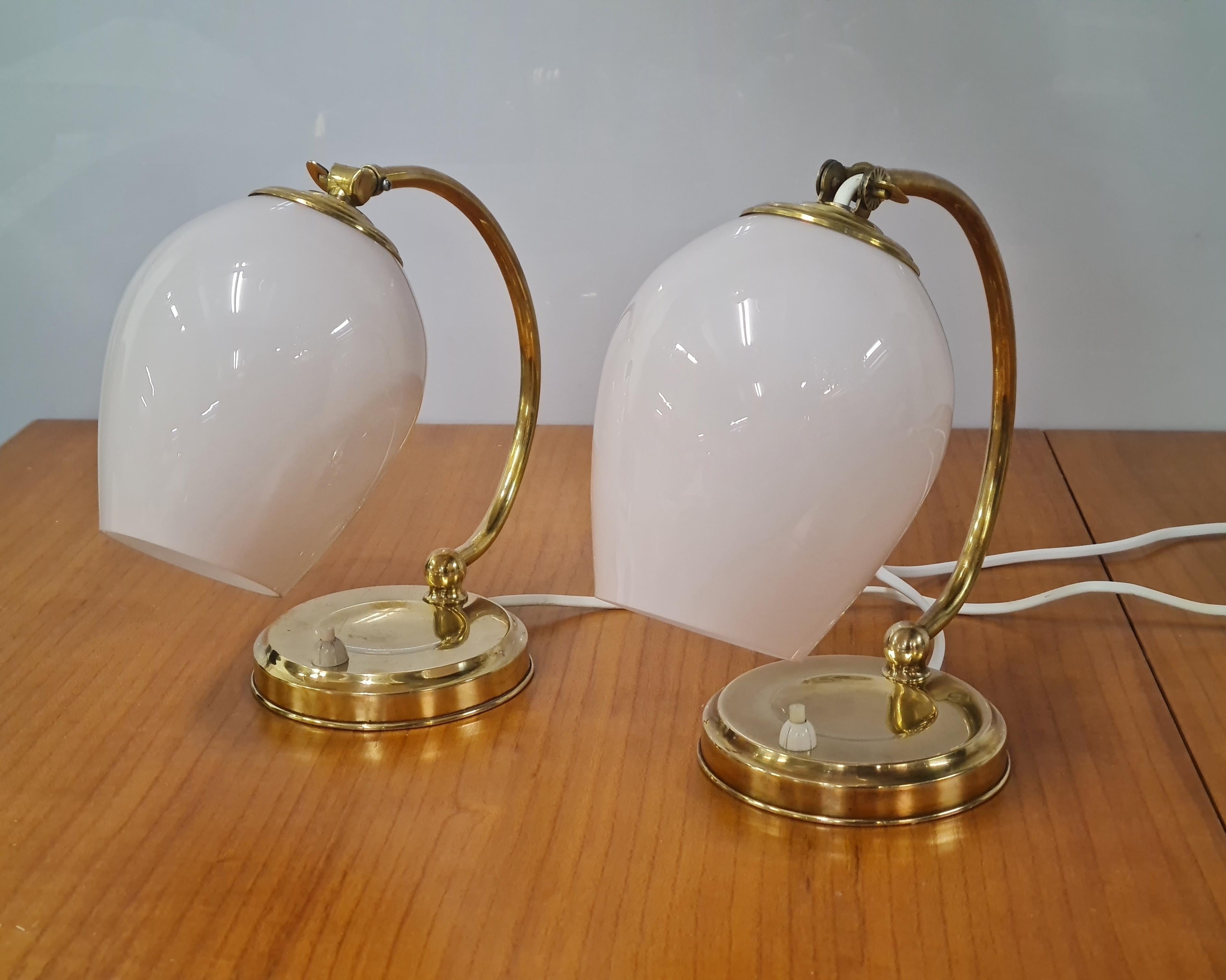Ein Paar Tischlampen aus Messing und Glas aus der Mitte des Jahrhunderts, Modell EV 52, Itsu 1950er Jahre im Angebot 3