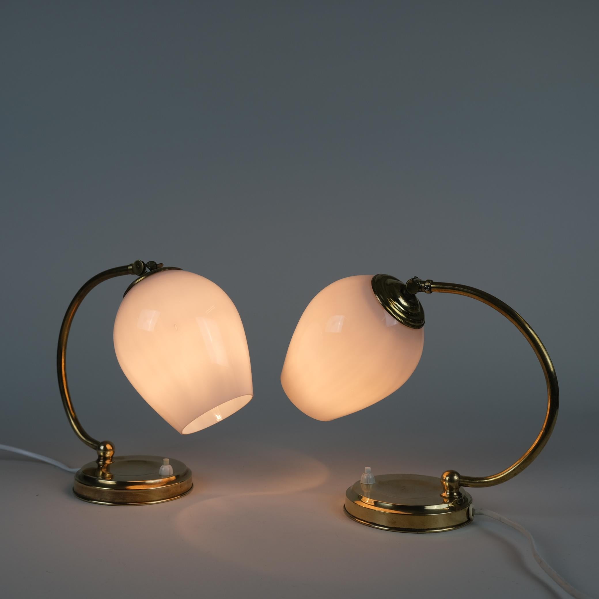 Ein Paar Tischlampen aus Messing und Glas aus der Mitte des Jahrhunderts, Modell EV 52, Itsu 1950er Jahre im Angebot 1