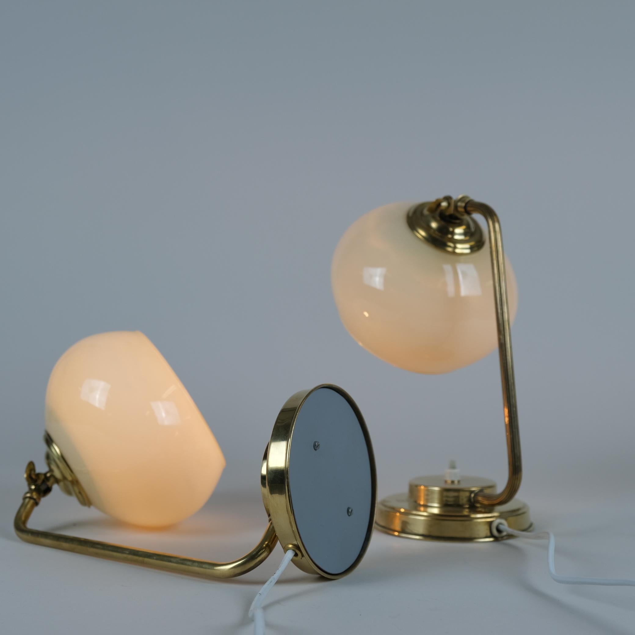 Paire de lampes de bureau du milieu du siècle dernier en laiton et verre Modèle EV 53, Itsu 1950s en vente 3