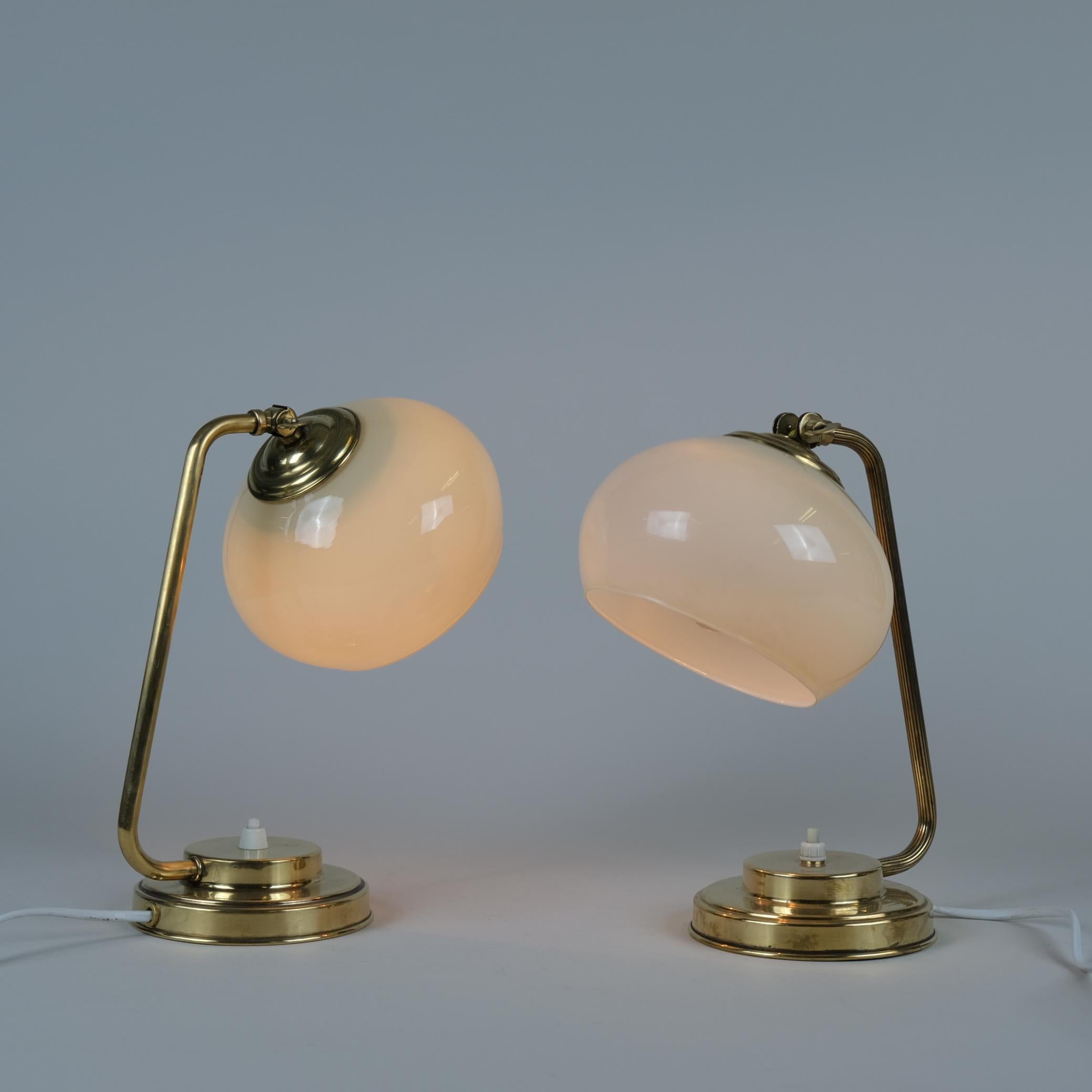 Mid-Century Modern Paire de lampes de bureau du milieu du siècle dernier en laiton et verre Modèle EV 53, Itsu 1950s en vente
