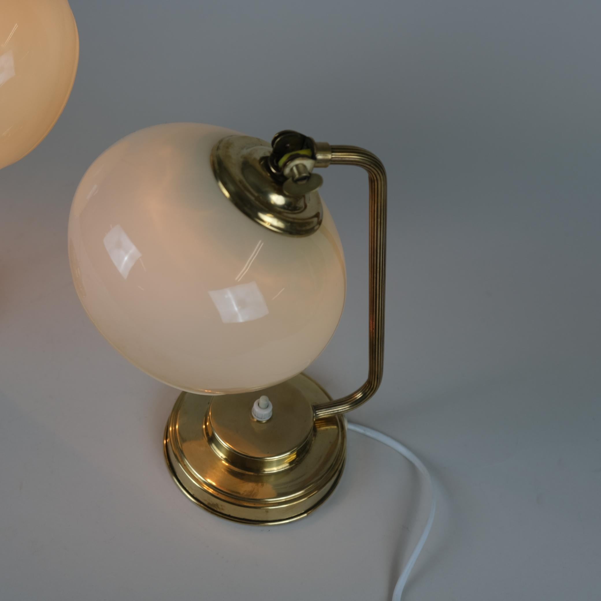 Finlandais Paire de lampes de bureau du milieu du siècle dernier en laiton et verre Modèle EV 53, Itsu 1950s en vente