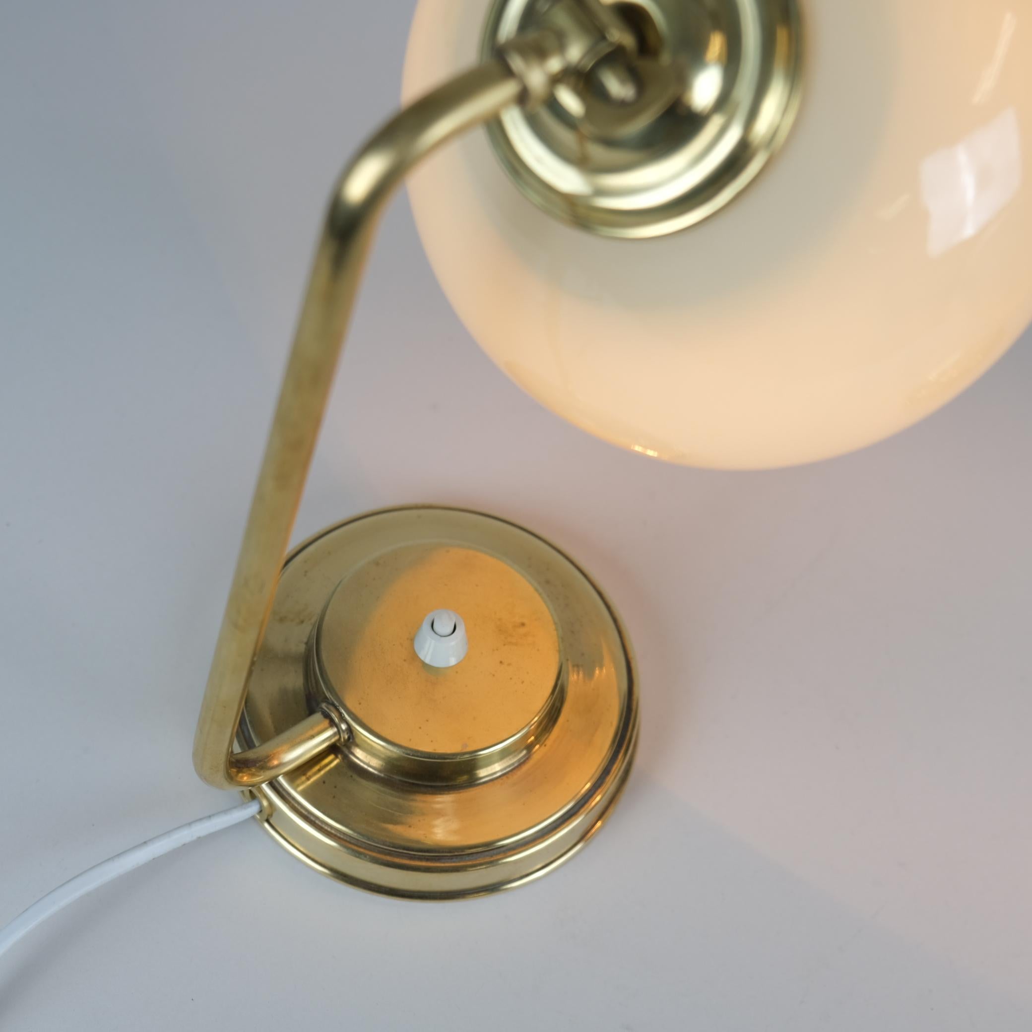 Paire de lampes de bureau du milieu du siècle dernier en laiton et verre Modèle EV 53, Itsu 1950s Bon état - En vente à Helsinki, FI