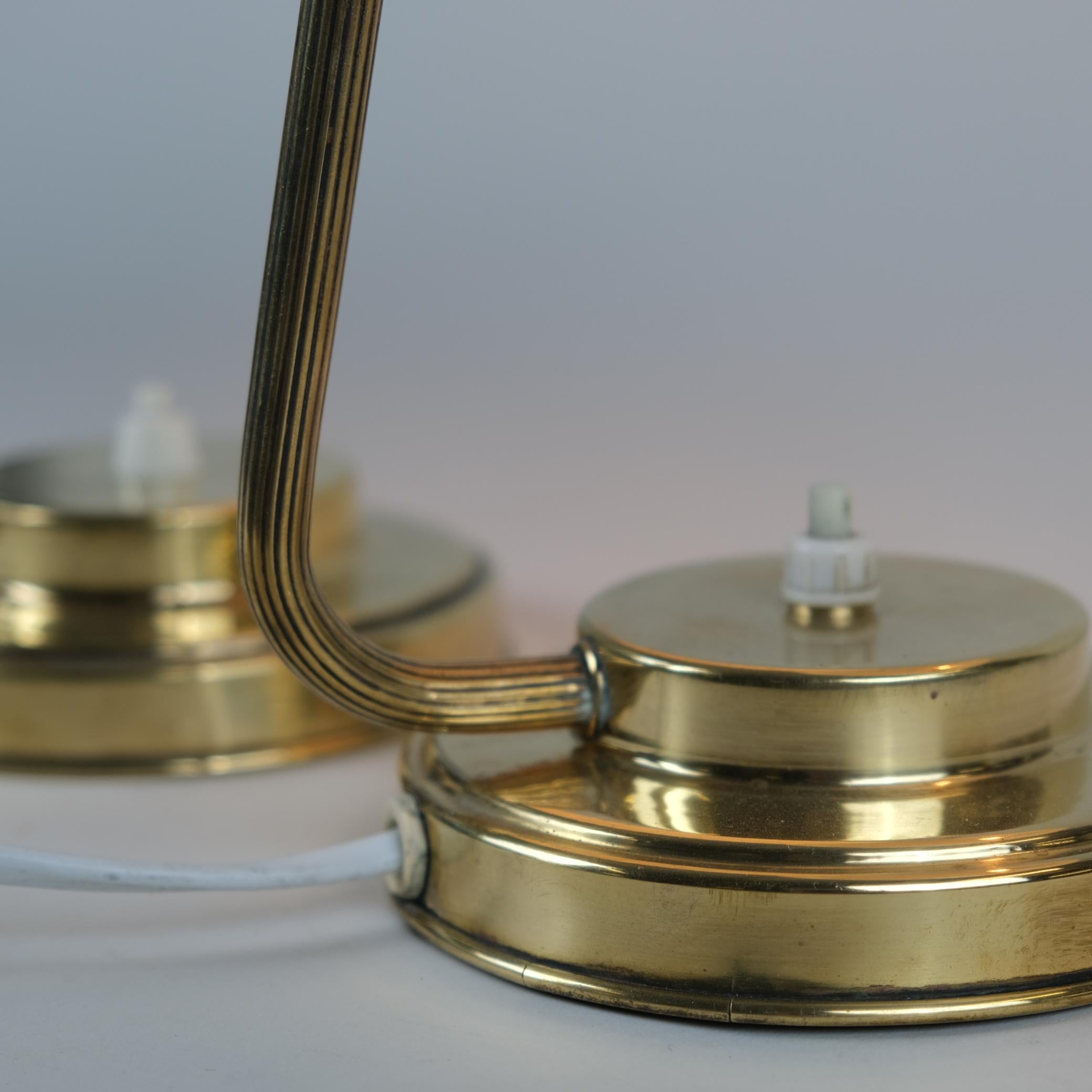 Milieu du XXe siècle Paire de lampes de bureau du milieu du siècle dernier en laiton et verre Modèle EV 53, Itsu 1950s en vente