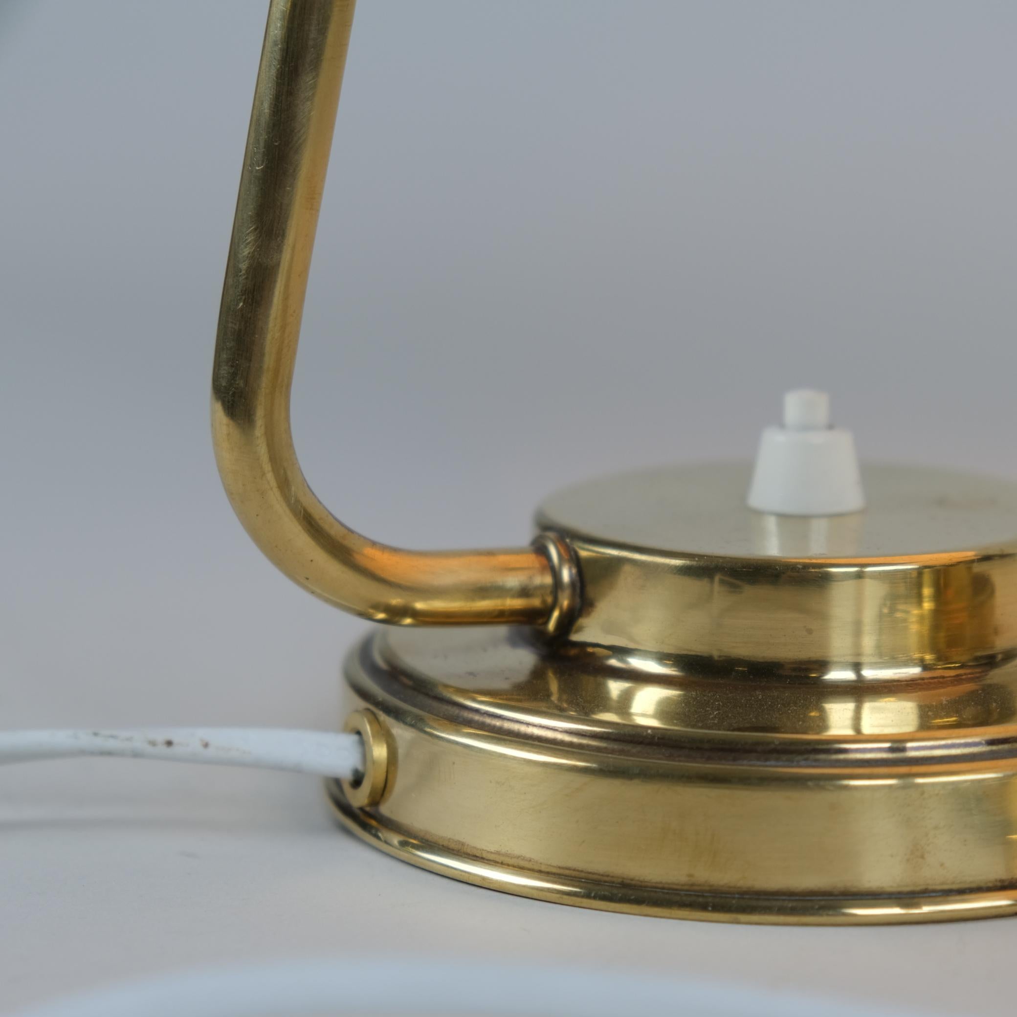 Laiton Paire de lampes de bureau du milieu du siècle dernier en laiton et verre Modèle EV 53, Itsu 1950s en vente
