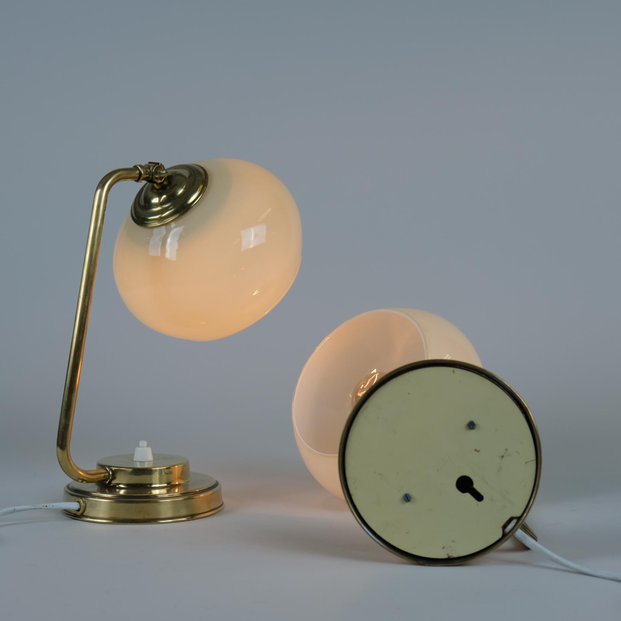 Paire de lampes de bureau du milieu du siècle dernier en laiton et verre Modèle EV 53, Itsu 1950s en vente 1