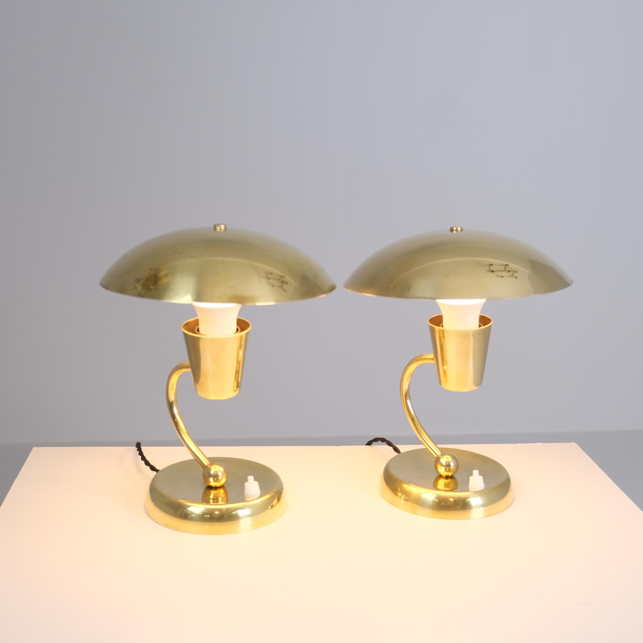A beautiful pair of table lamps in brass model EV59 made by Itsu, Finland in the 1950s. The shades are detachable and adjustable so they can be placed to direct the light in different directions and add a beautiful ambience. Perfect for side tables