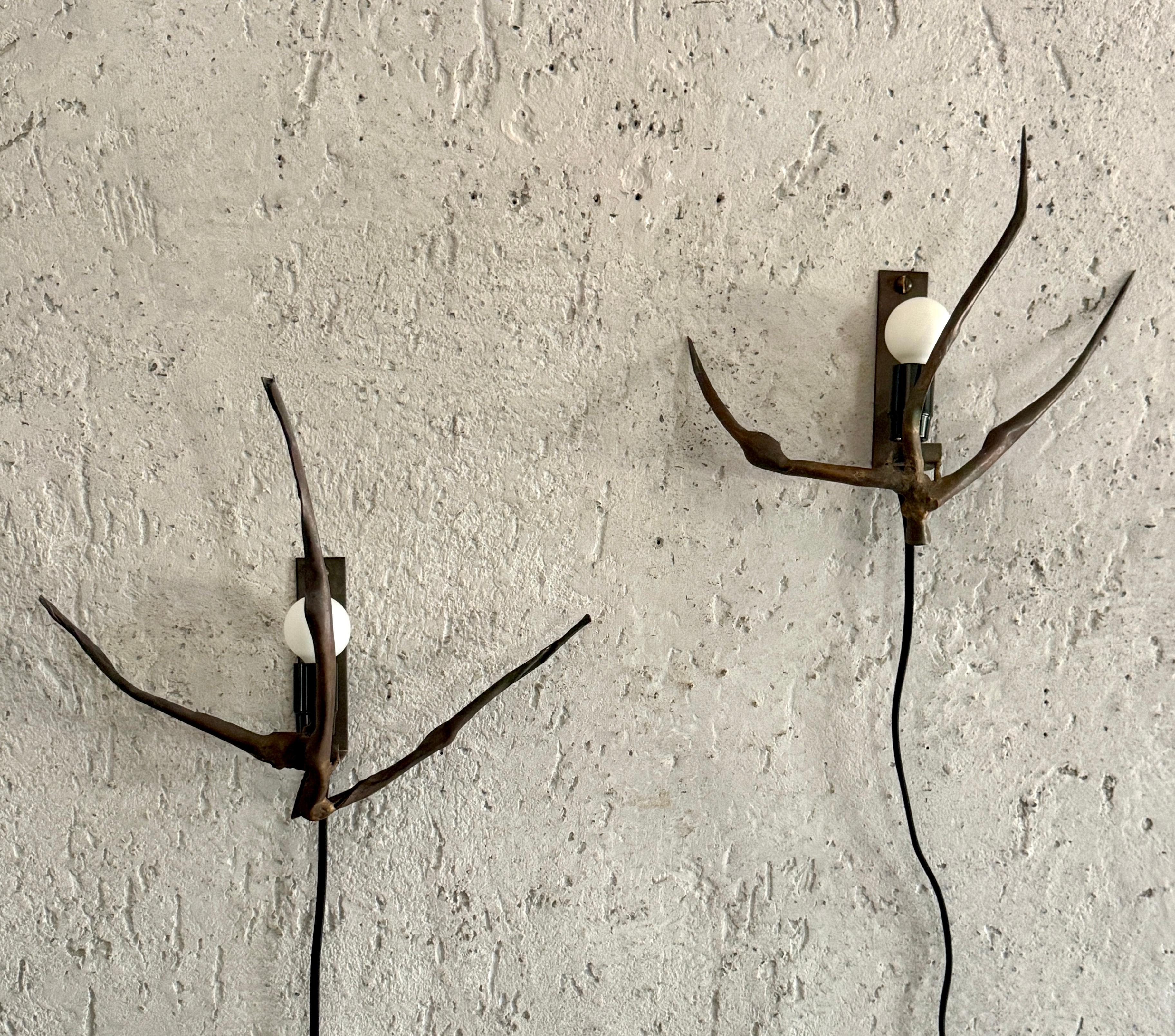 Paire d'appliques brutales spectaculaires du milieu du siècle dans le style du designer français François Thevenin.  Ces formes sculpturales en bronze coulées à la main ont un design minimal.  Chaque pièce est unique et présente une patine