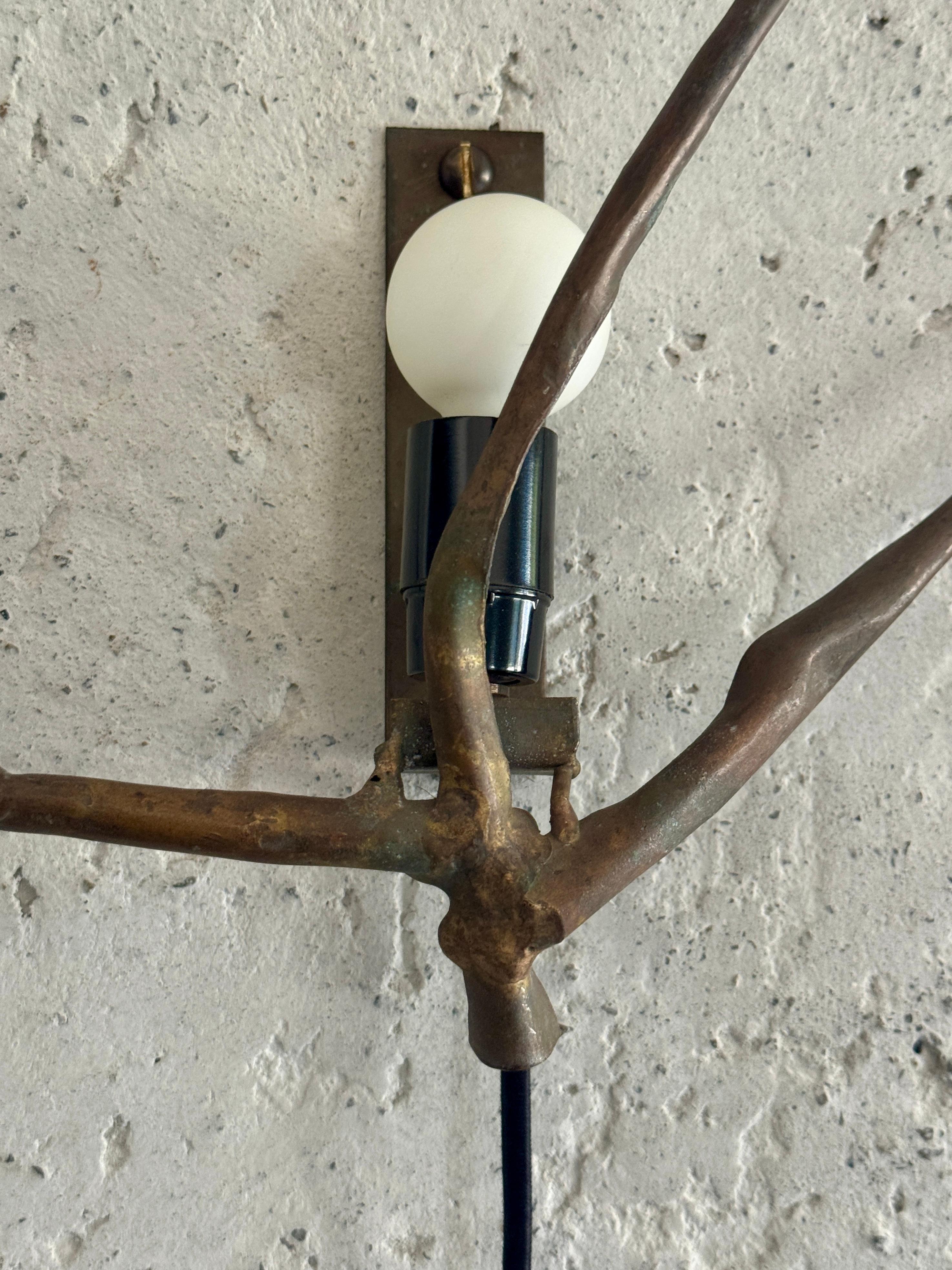Effet bronze Paire d'appliques en bronze brutalistes du milieu du siècle dernier en vente