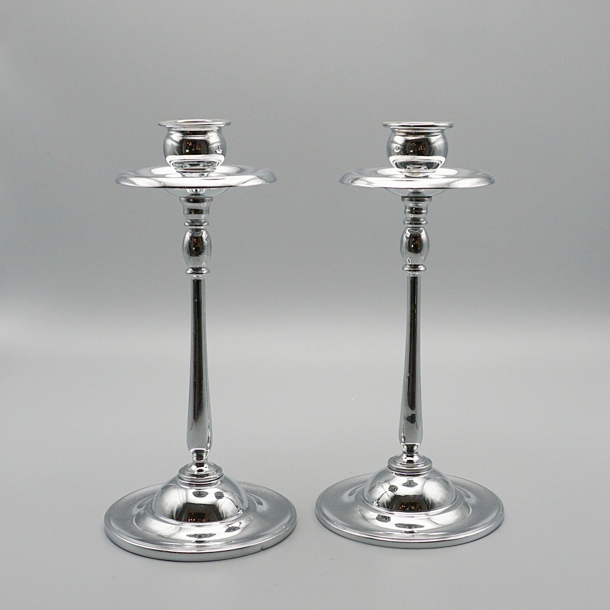 Una coppia di candelabri di metà secolo. Un gambo sottile cromato. La base è arrotondata e a gradini in metallo cromato con il piano in metallo cromato.

Dimensioni: H. 20 cm L. 9,5 cm

Origine: Inglese

Data: Circa 1950

Numero articolo: