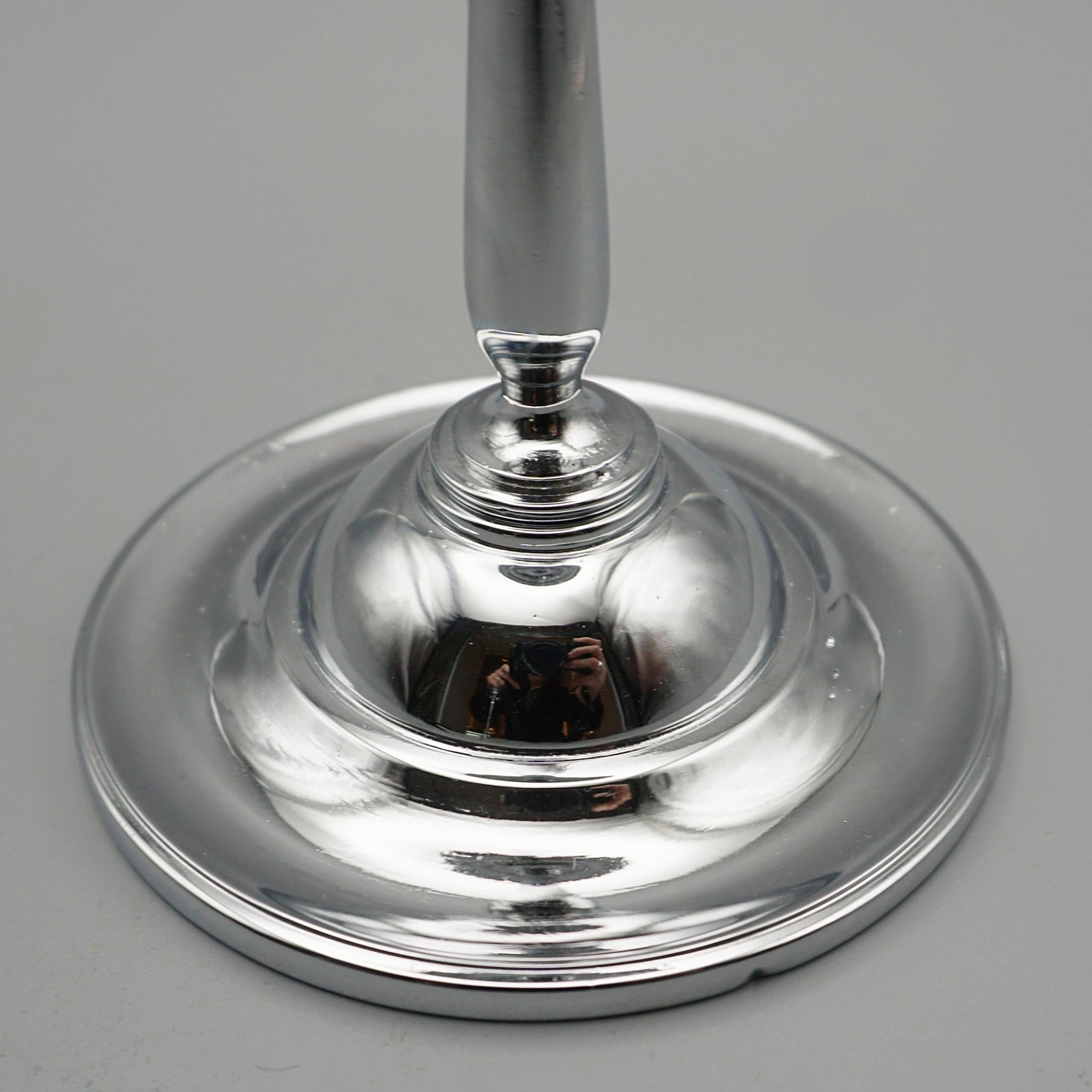 Cromo Una coppia di candelabri di metà secolo in vendita