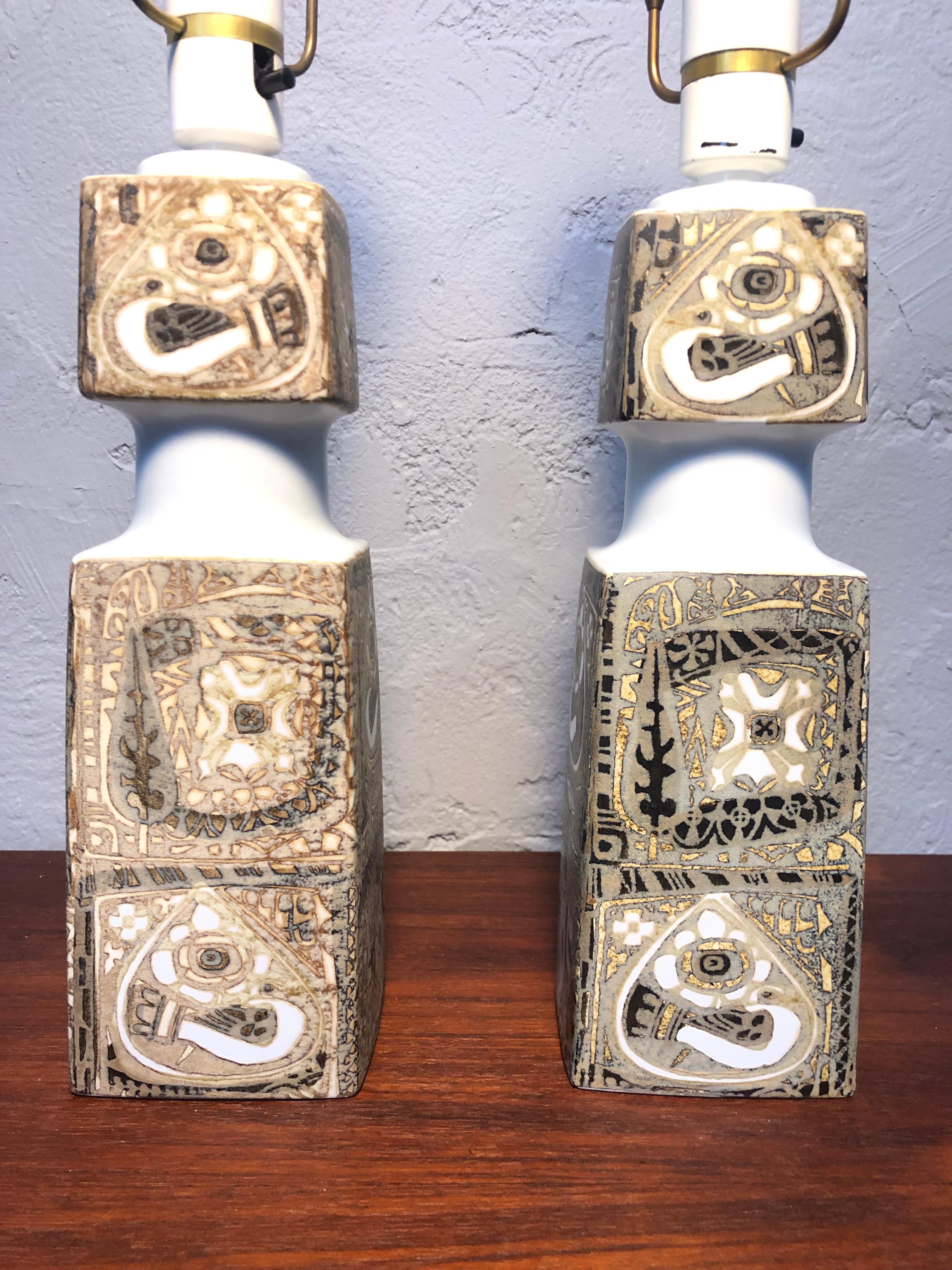 Une paire de lampes de table classiques en céramique du milieu du siècle par Nils Thorsson pour Fog et Mørup Royal Copenhagen. 
Signé et tamponné sur la base. 
En excellent état vintage. 
Avec les supports d'ampoules originaux avec un interrupteur