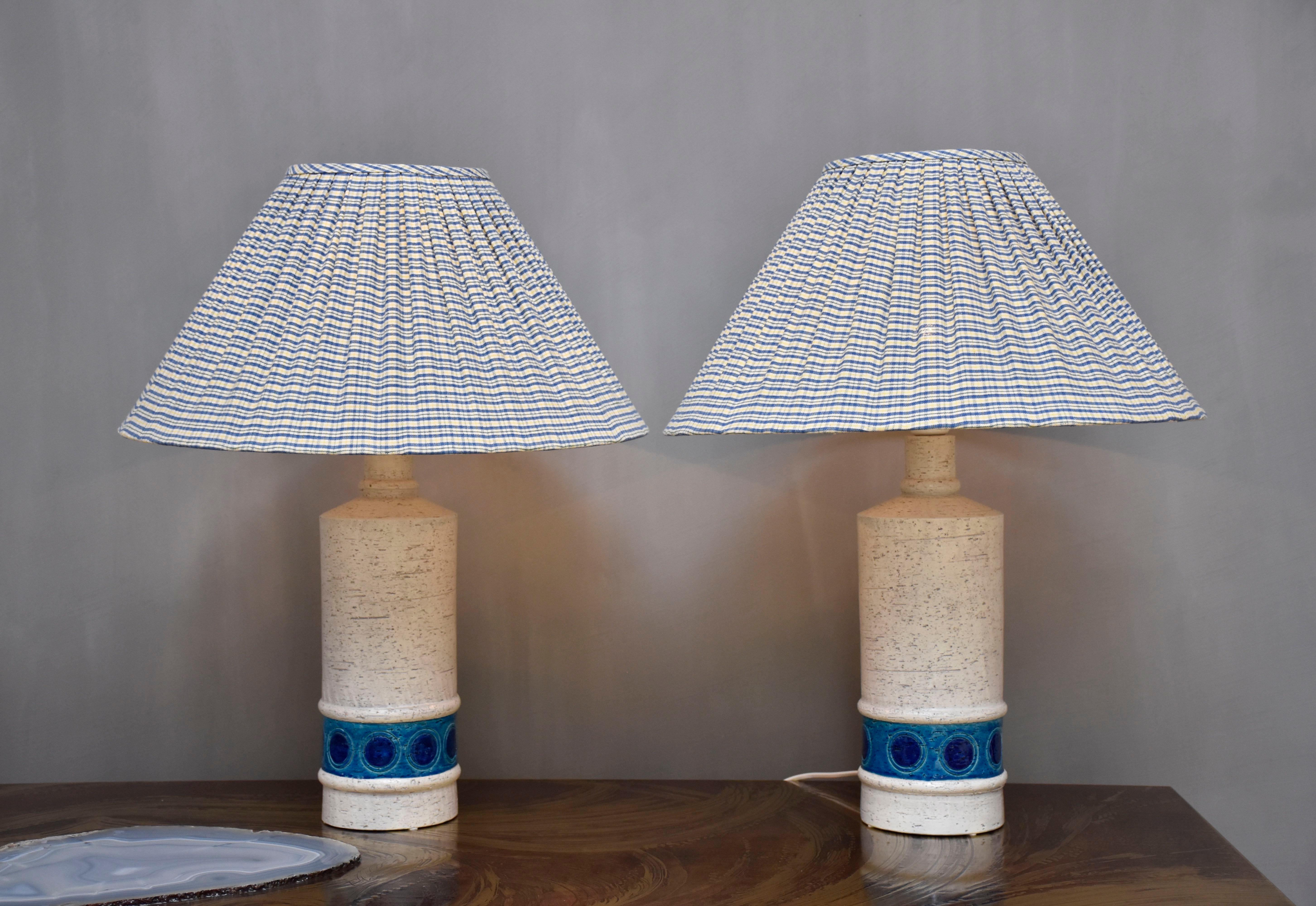 Magnifique paire de lampes de table en céramique conçue par Bitossi, Italie.
Ces jolies lampes ont une base émaillée chamottée blanche avec texture et bande inférieure avec décoration bleue.
Période - vers 1960
Lieu d'origine : Italie
Très bon état
