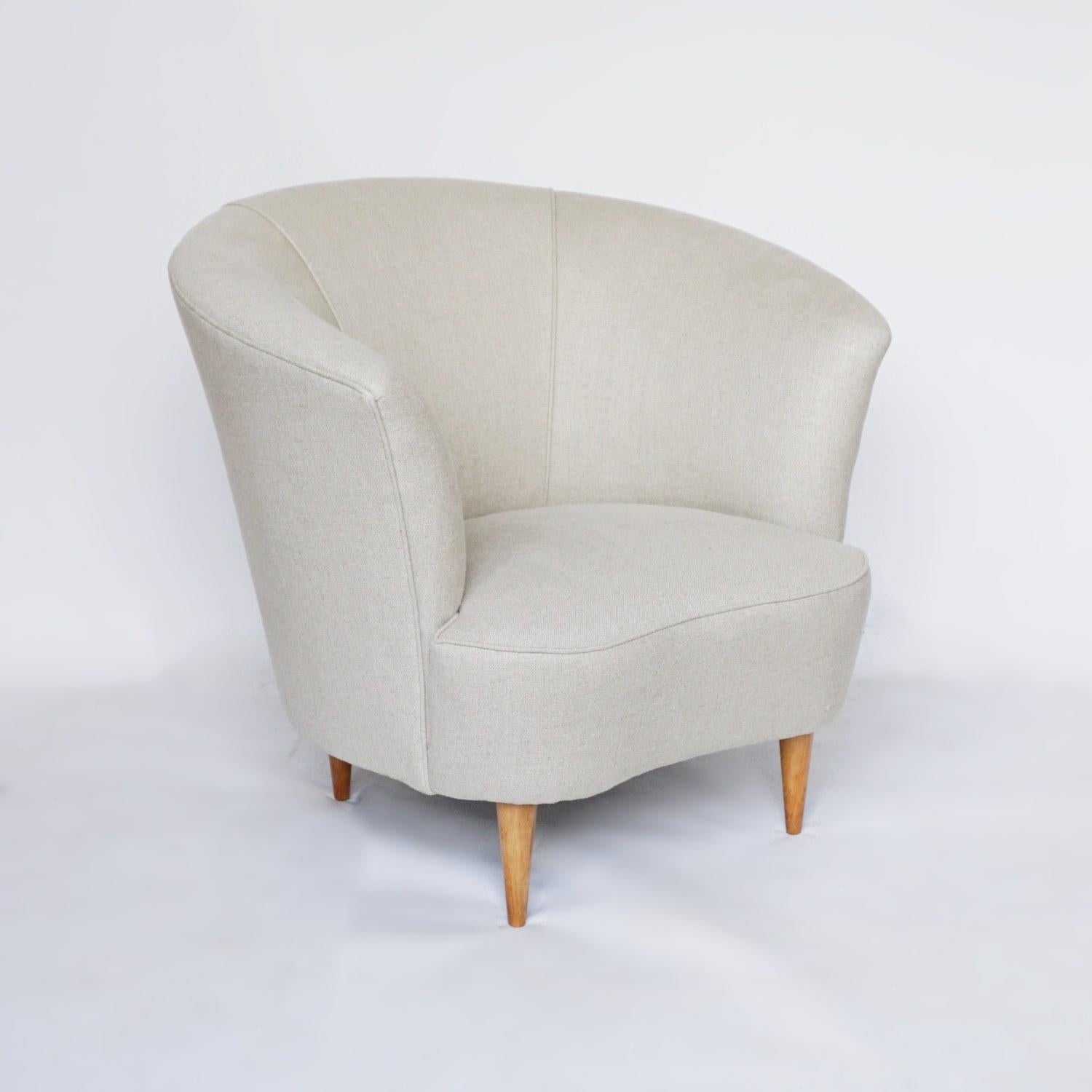 A pair of midcentury tub chairs attributed to Gio Ponti. Re-upholstered in natural linen. Solid Beech legs. 

Dimensions: H 72cm, W 80cm, D 65cm, seat H 34cm, W 45cm, D 46cm 

Origin: Italian 

Date: circa 1950

Item number: 503212

All of