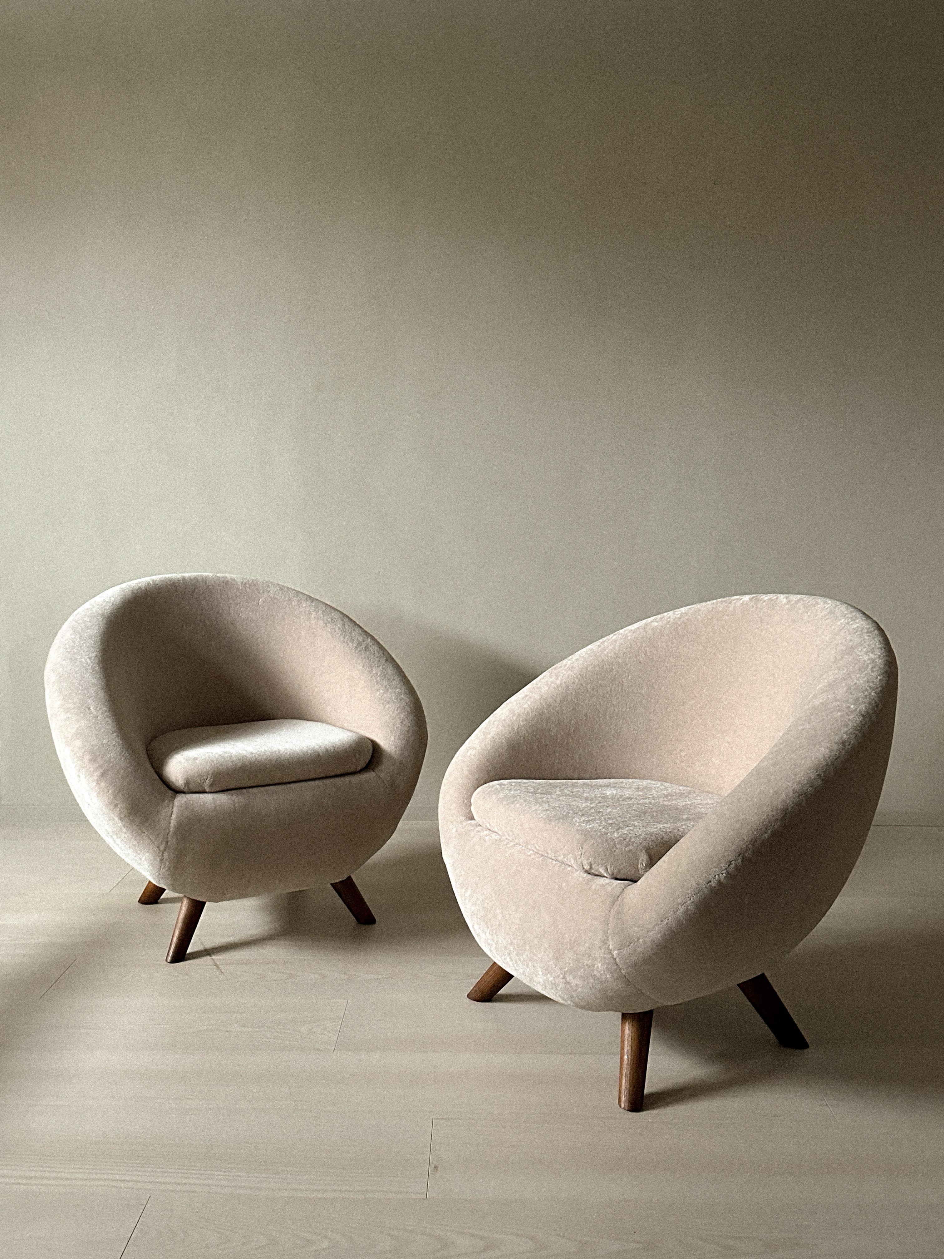 A pair of Mid-Century Egg chairs from Norway, Scandinavia, produced circa 1960s. Newly renovated with new oak feet and reupholstered with 100% alpaca wool in an off white cream color. 


