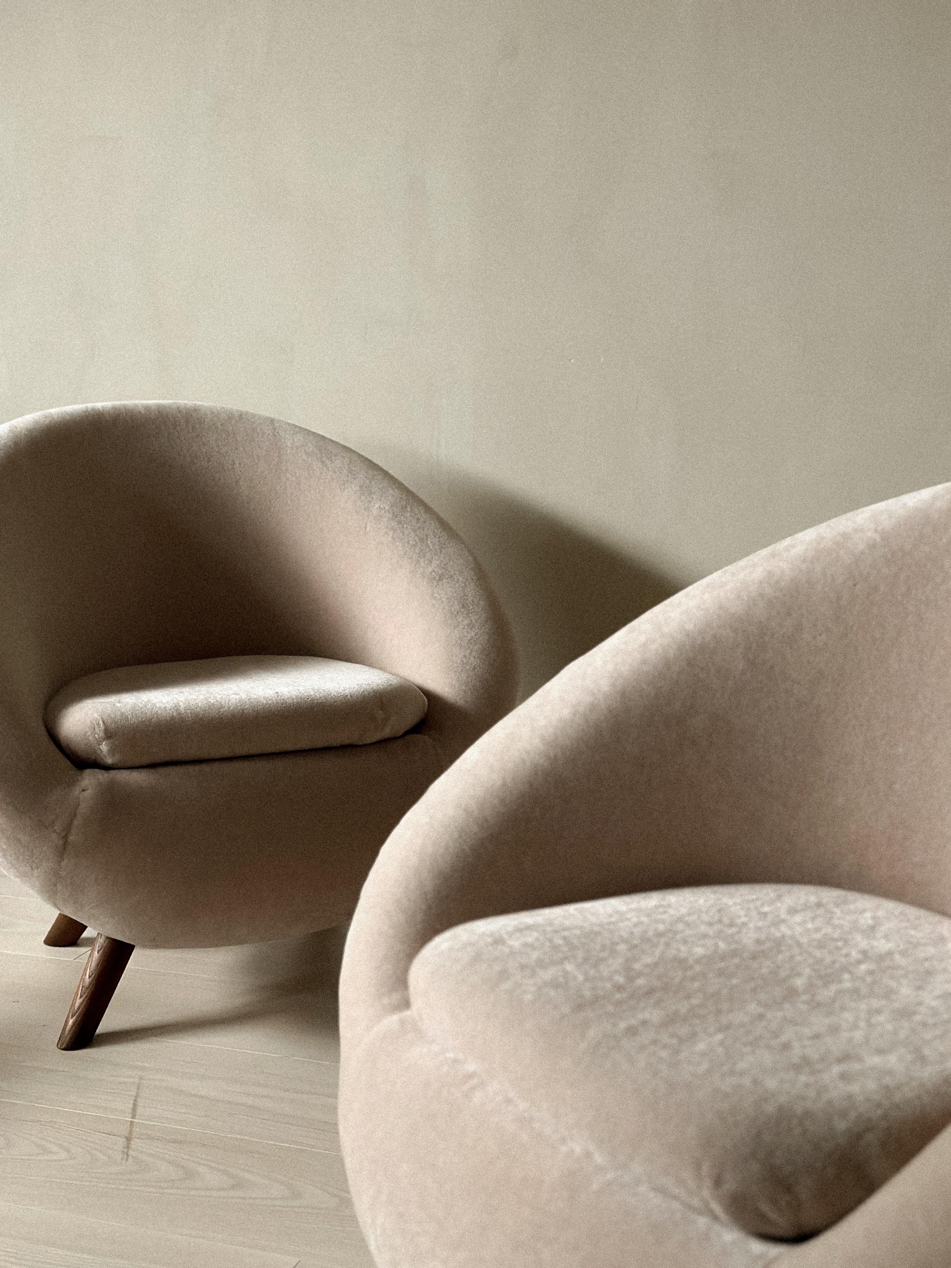 Norwegian A Pair of Mid-Century Egg Chairs in Alpaca Wool, Scandinavia, circa 1960s