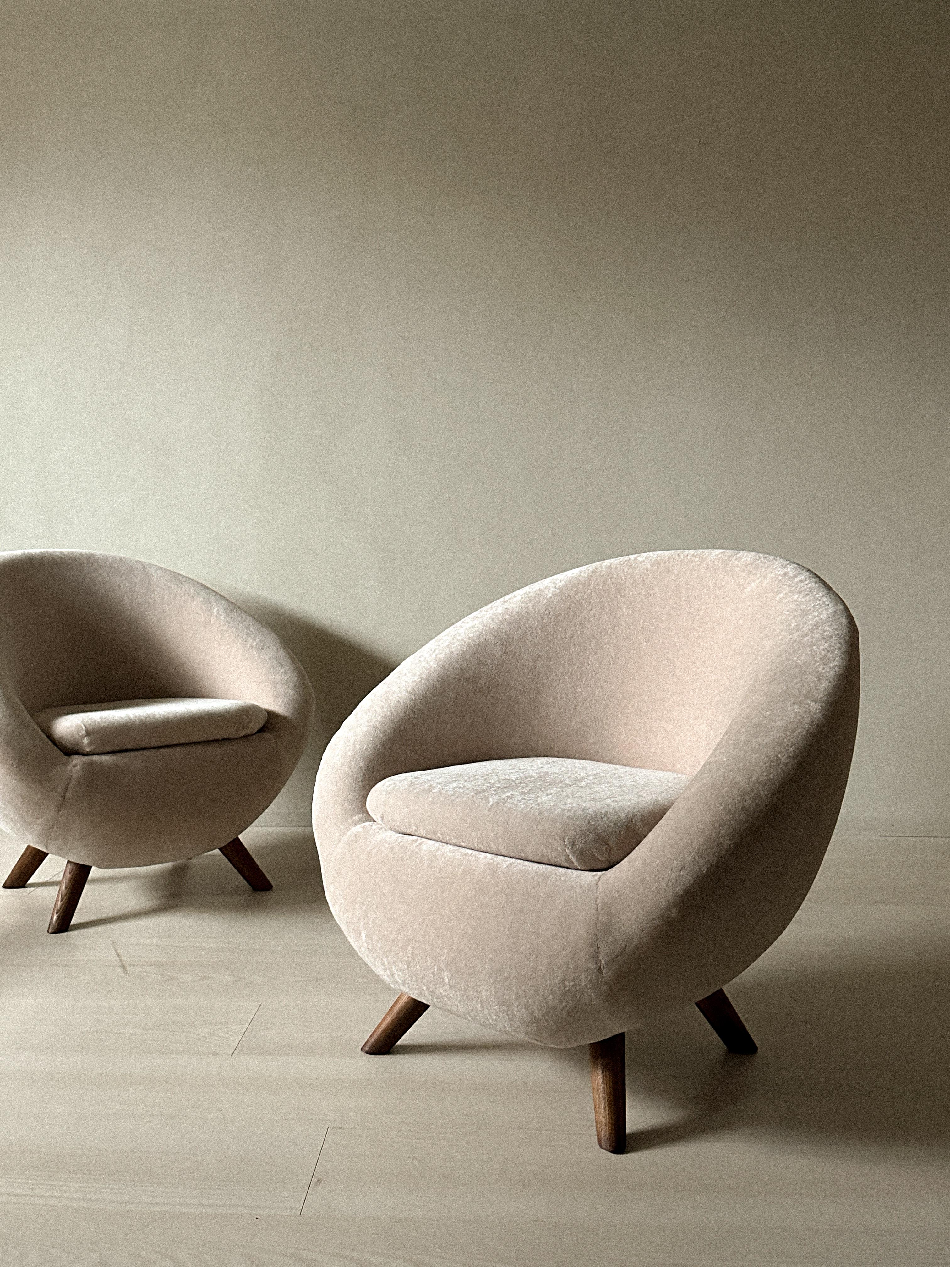 A Pair of Mid-Century Egg Chairs in Alpaca Wool, Scandinavia, circa 1960s In Good Condition In Hønefoss, 30