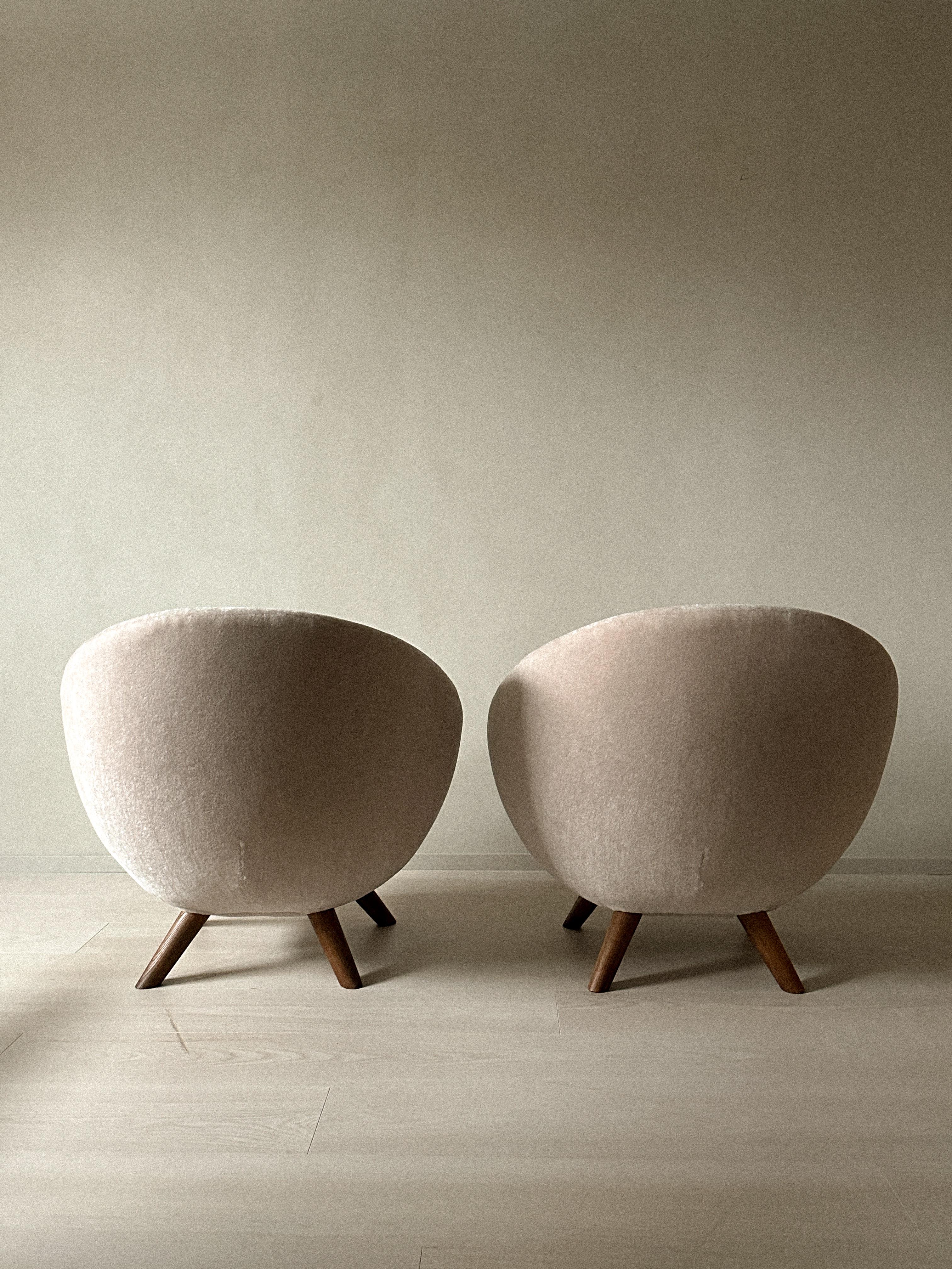 20th Century A Pair of Mid-Century Egg Chairs in Alpaca Wool, Scandinavia, circa 1960s