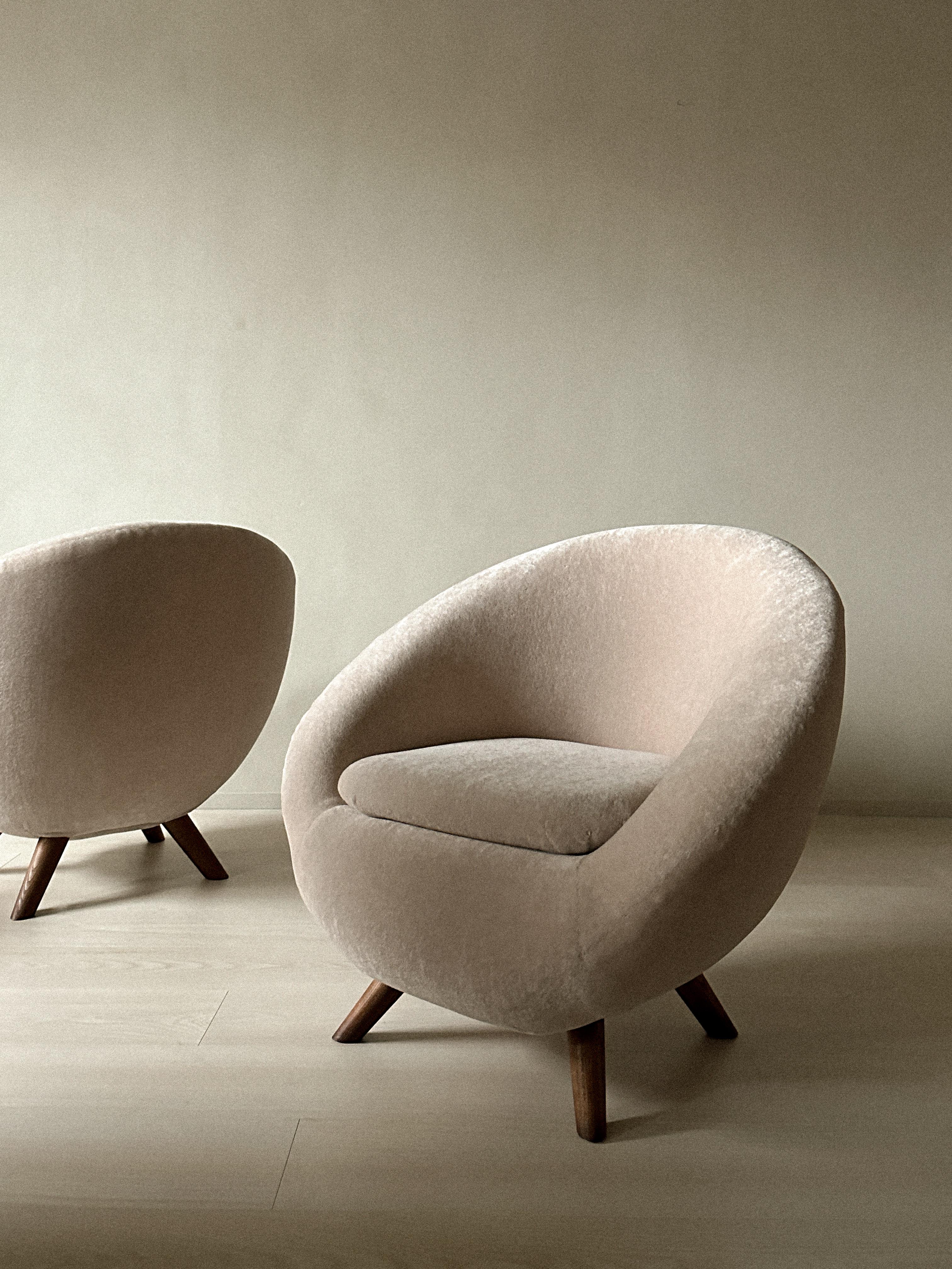 A Pair of Mid-Century Egg Chairs in Alpaca Wool, Scandinavia, circa 1960s 1