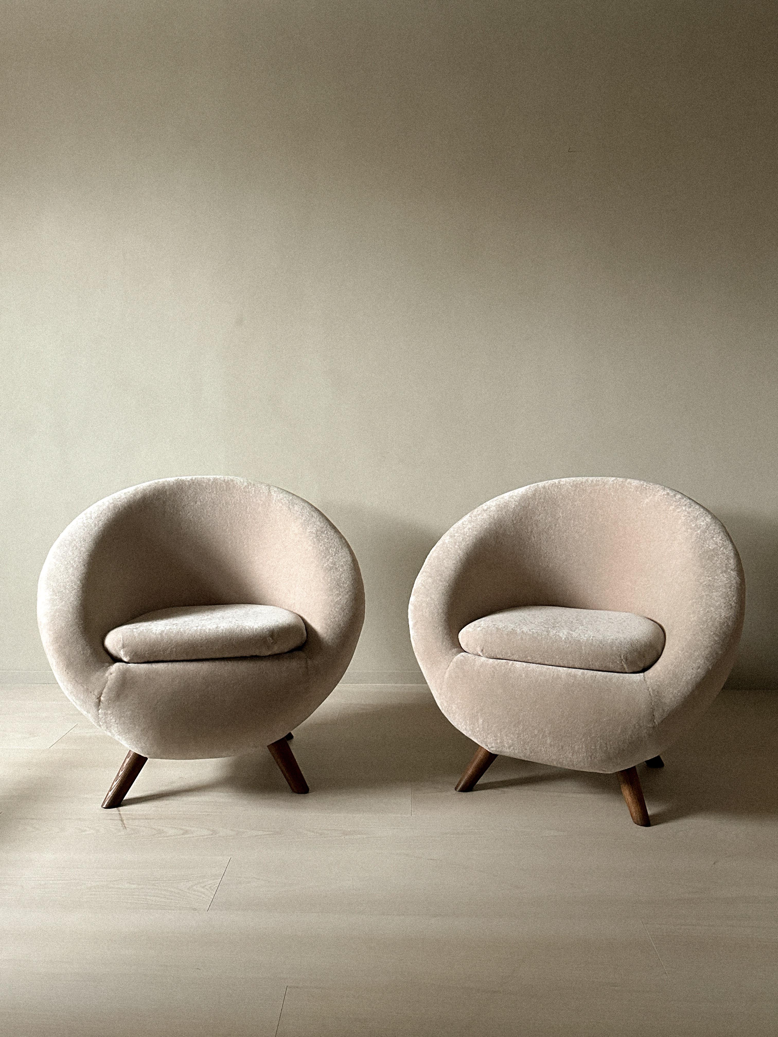 A Pair of Mid-Century Egg Chairs in Alpaca Wool, Scandinavia, circa 1960s 2