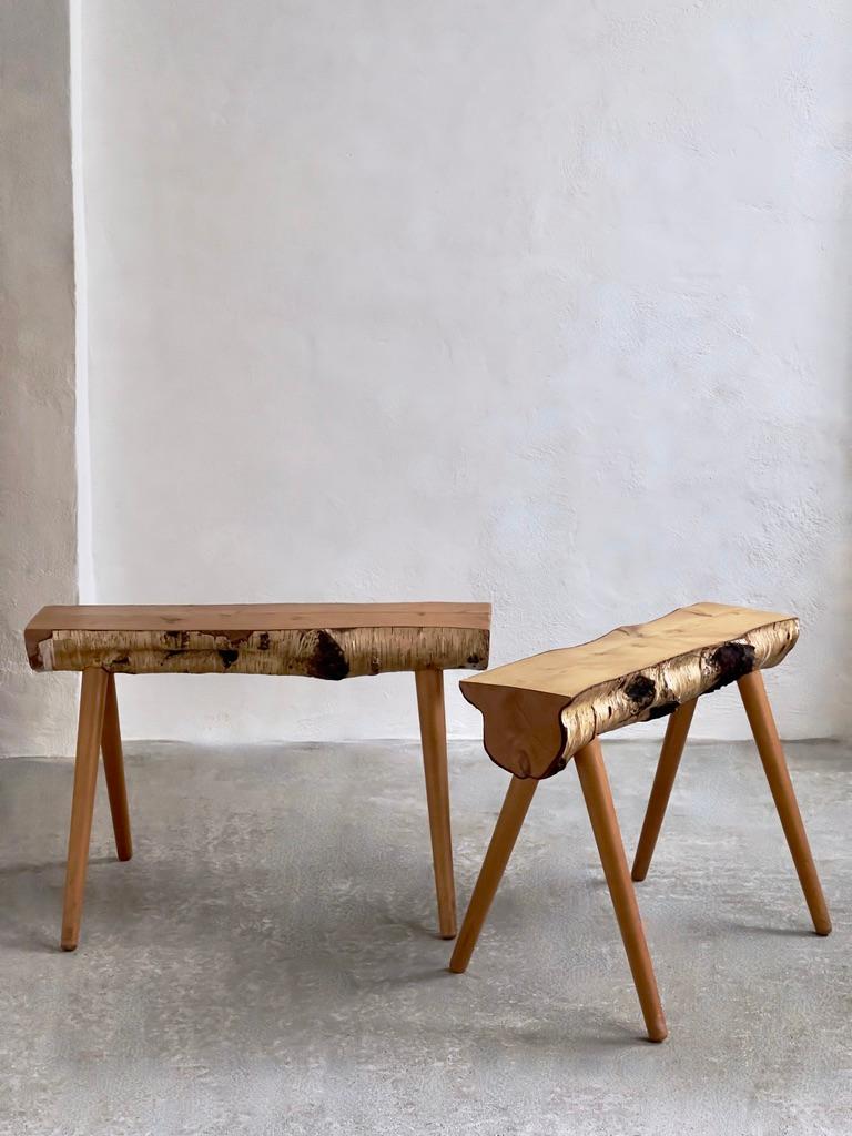Cette paire unique de tabourets ou de tables d'appoint finlandais du milieu du siècle représente un mélange harmonieux de design inspiré par la nature et d'artisanat méticuleux. Fabriqués par un ébéniste finlandais expérimenté, ces tabourets