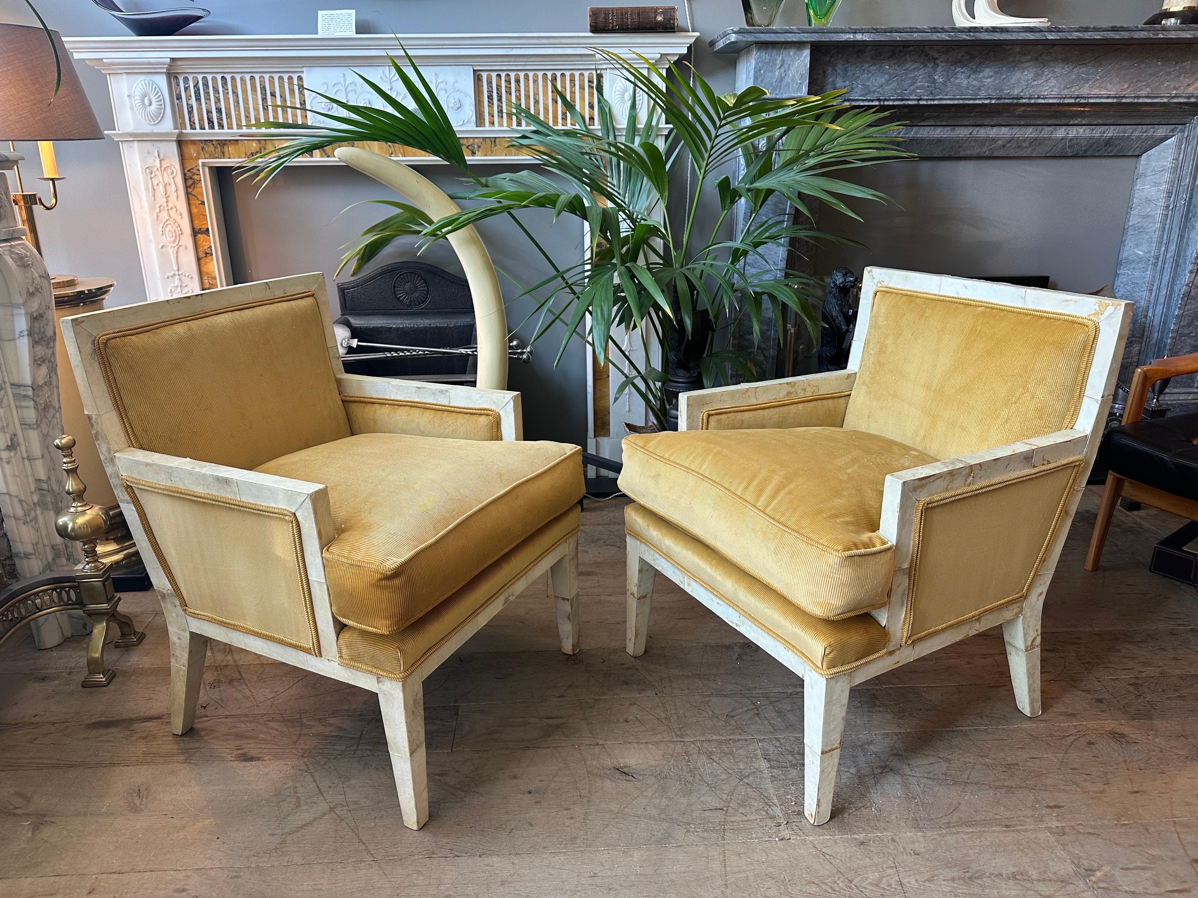 Una coppia di poltrone o poltroncine da salotto appena ridipinte in tessuto di velluto a coste color pergamena e RU. Molto elegantemente realizzato nei toni dell'oro, che accentuano la pelle di capra, i lati e gli schienali rivestiti e i cuscini in