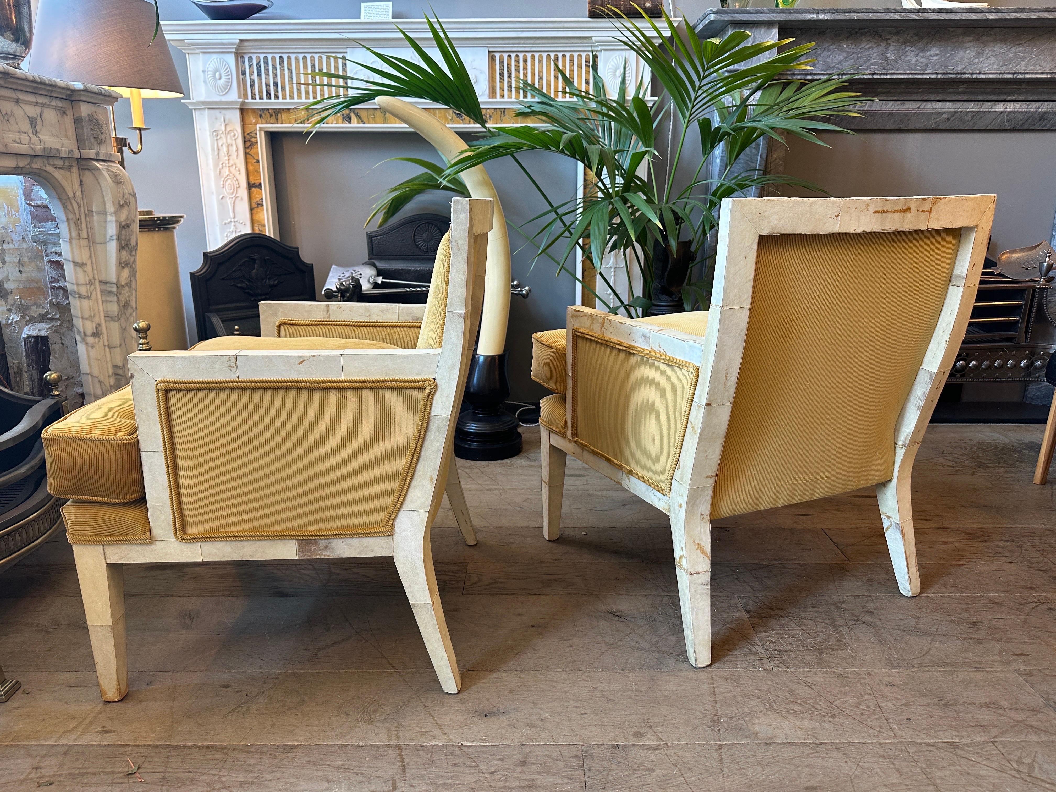 Mid-Century moderno Una coppia di poltrone da salotto in pergamena e velluto Corde della Francia di metà secolo in vendita
