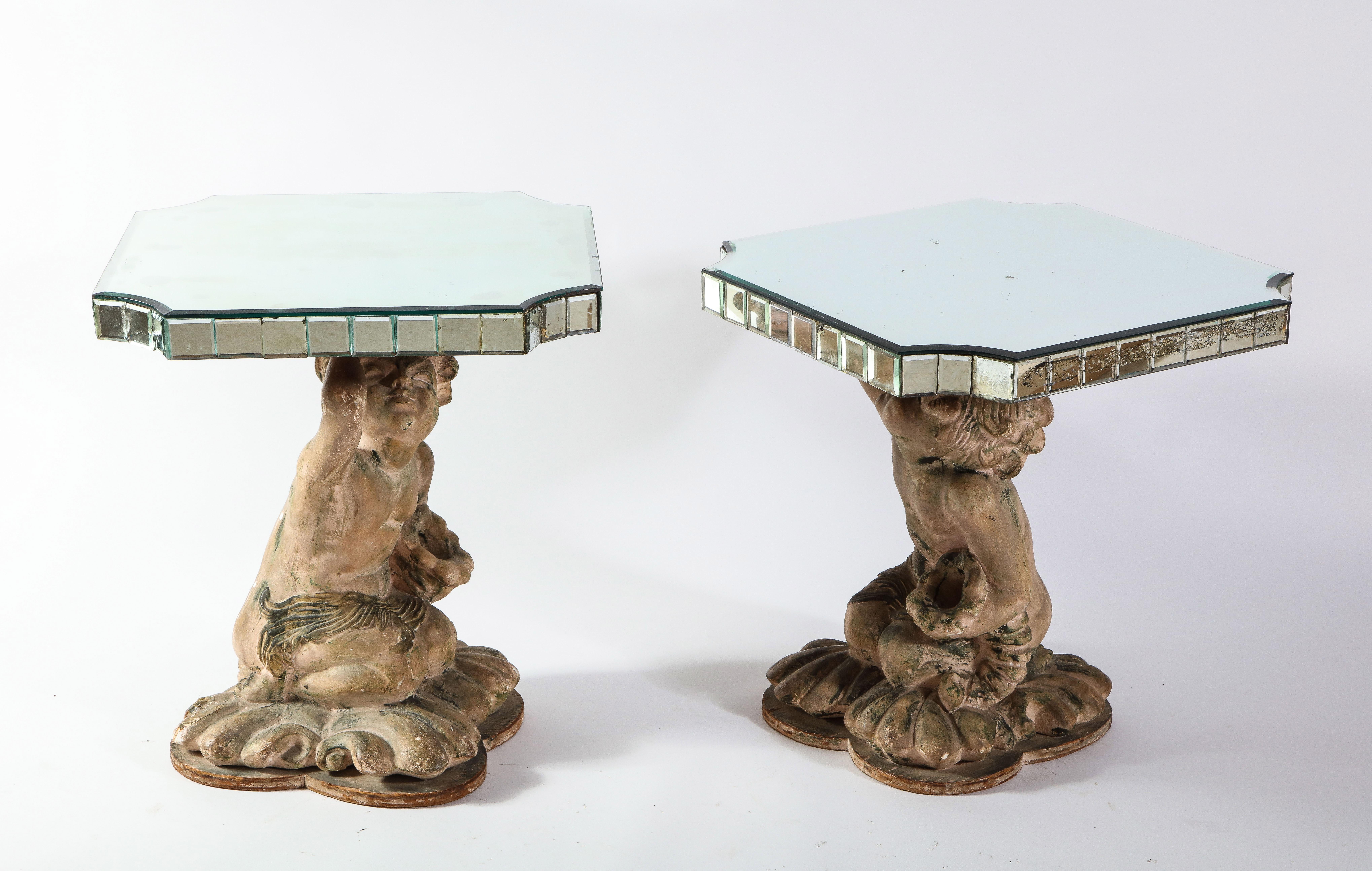 Paar französische Beistelltische aus Terrakotta mit Spiegeln und Figuren aus der Mitte des Jahrhunderts (Moderne der Mitte des Jahrhunderts) im Angebot