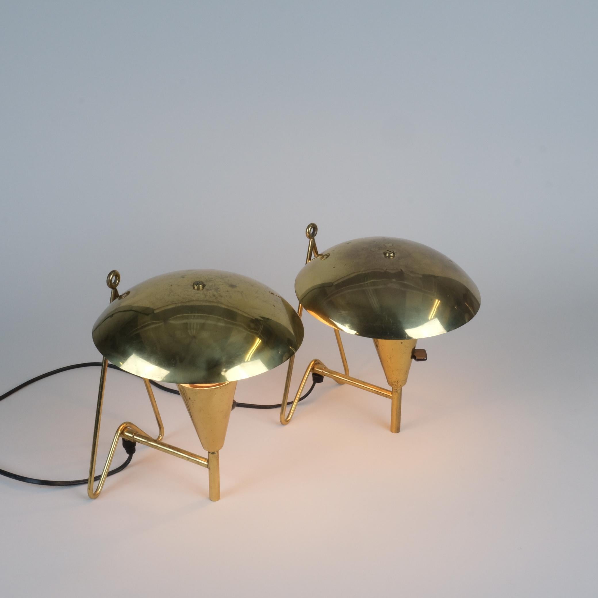 Ein schönes Paar Tischlampen aus Messing, hergestellt von Itsu in Finnland in den 1950er Jahren. Das ausgeprägte Design und der Vollmessingkorpus machen die Lampen zu etwas Besonderem. Beide Lampen sind in gutem Originalzustand mit etwas leichter