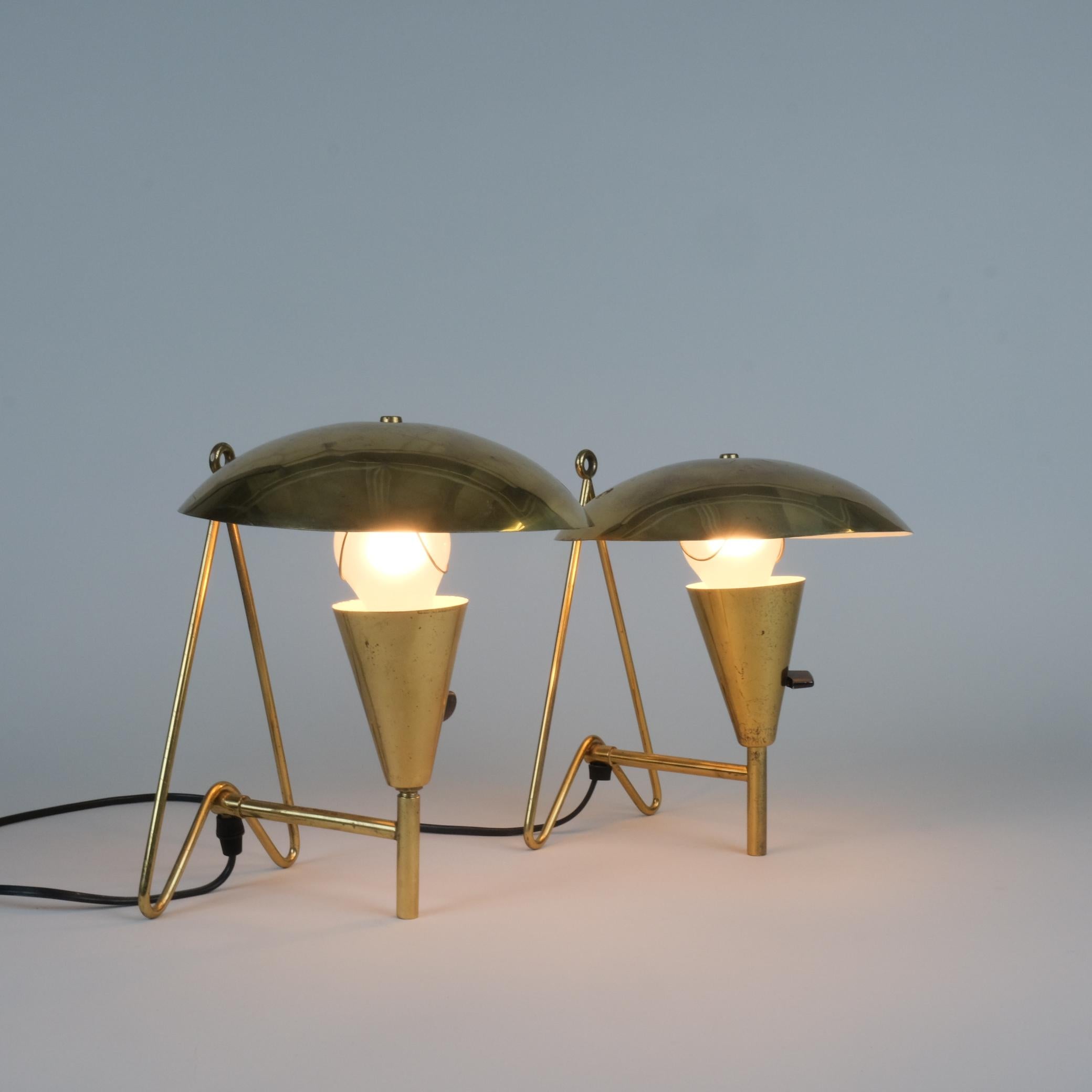 Ein Paar Wand-/Tischlampen aus Vollmessing aus der Mitte des Jahrhunderts, Itsu 1950er Jahre (Moderne der Mitte des Jahrhunderts) im Angebot